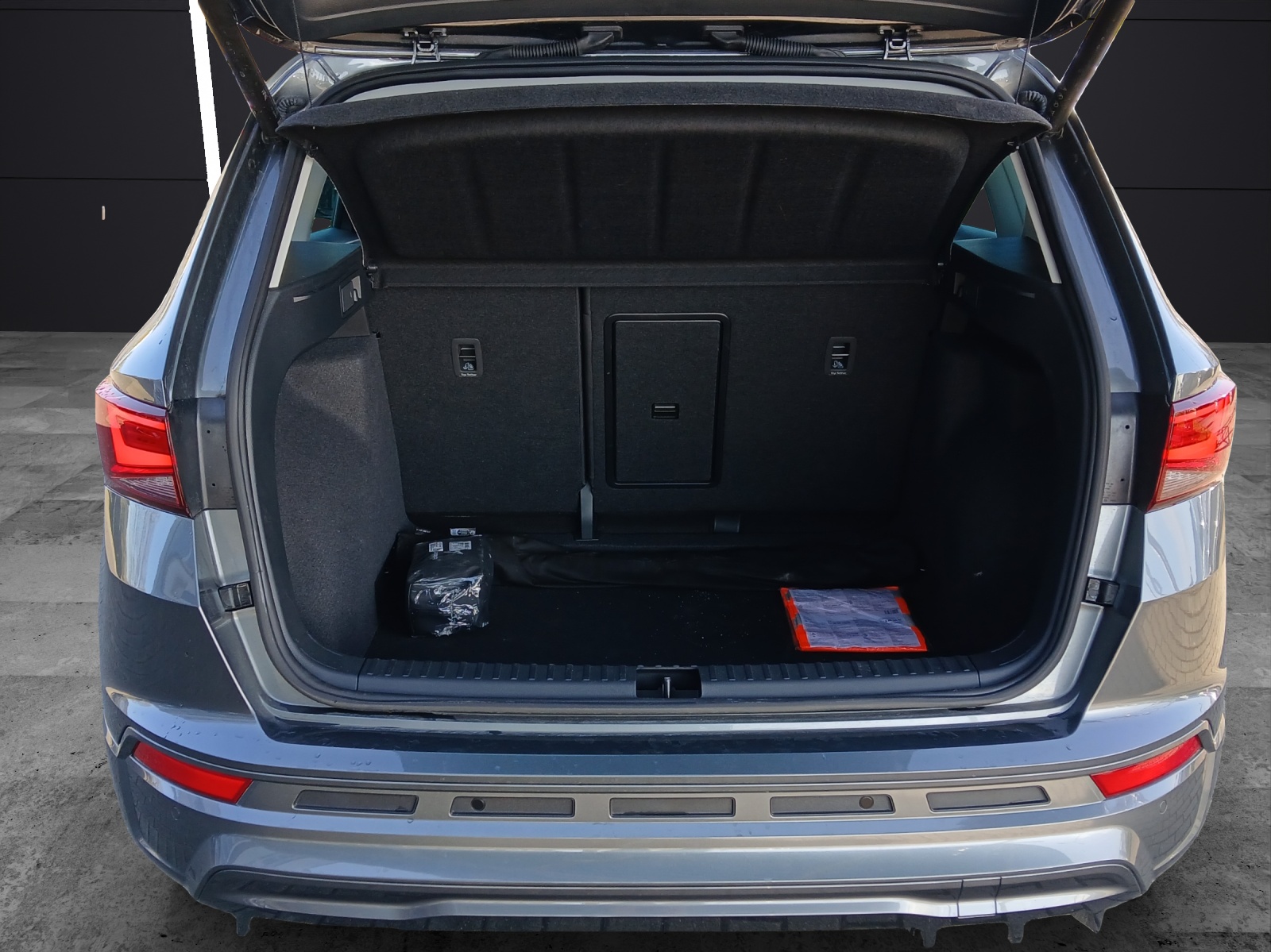 Fahrzeugabbildung CUPRA Ateca 1.5 TSI LED AHK Pano RFK NAVI App ACC SHZ