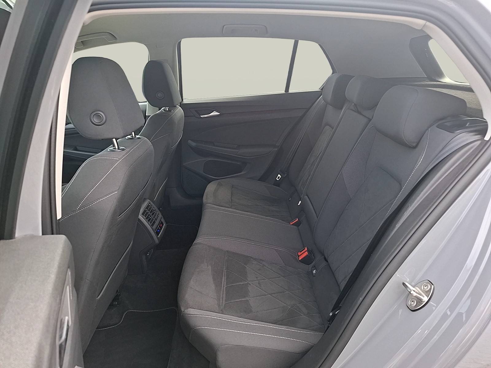 Fahrzeugabbildung Volkswagen Golf VIII TSI Style LEDplus Navi AID ACC RFK SH
