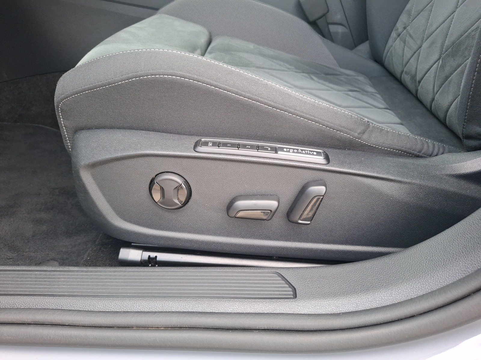 Fahrzeugabbildung Volkswagen Golf VIII TSI Style LEDplus Navi AID ACC RFK SH