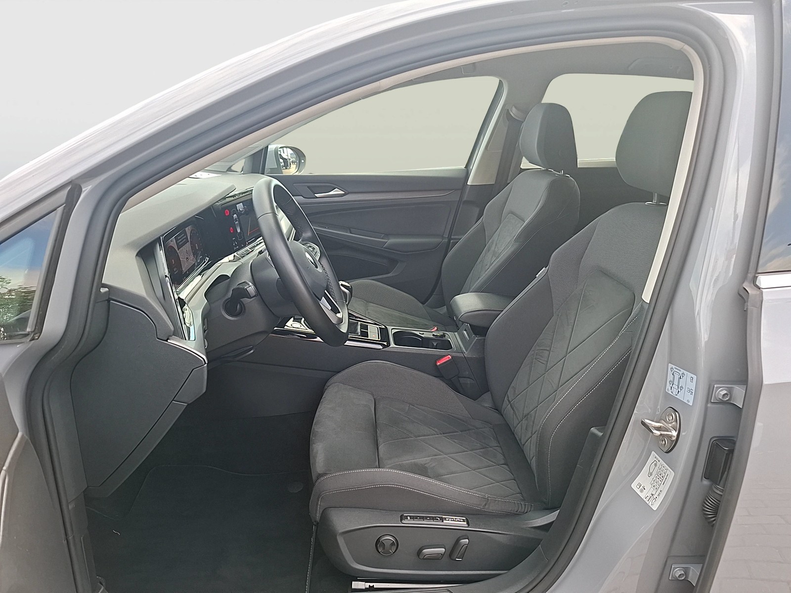 Fahrzeugabbildung Volkswagen Golf VIII TSI Style LEDplus Navi AID ACC RFK SH