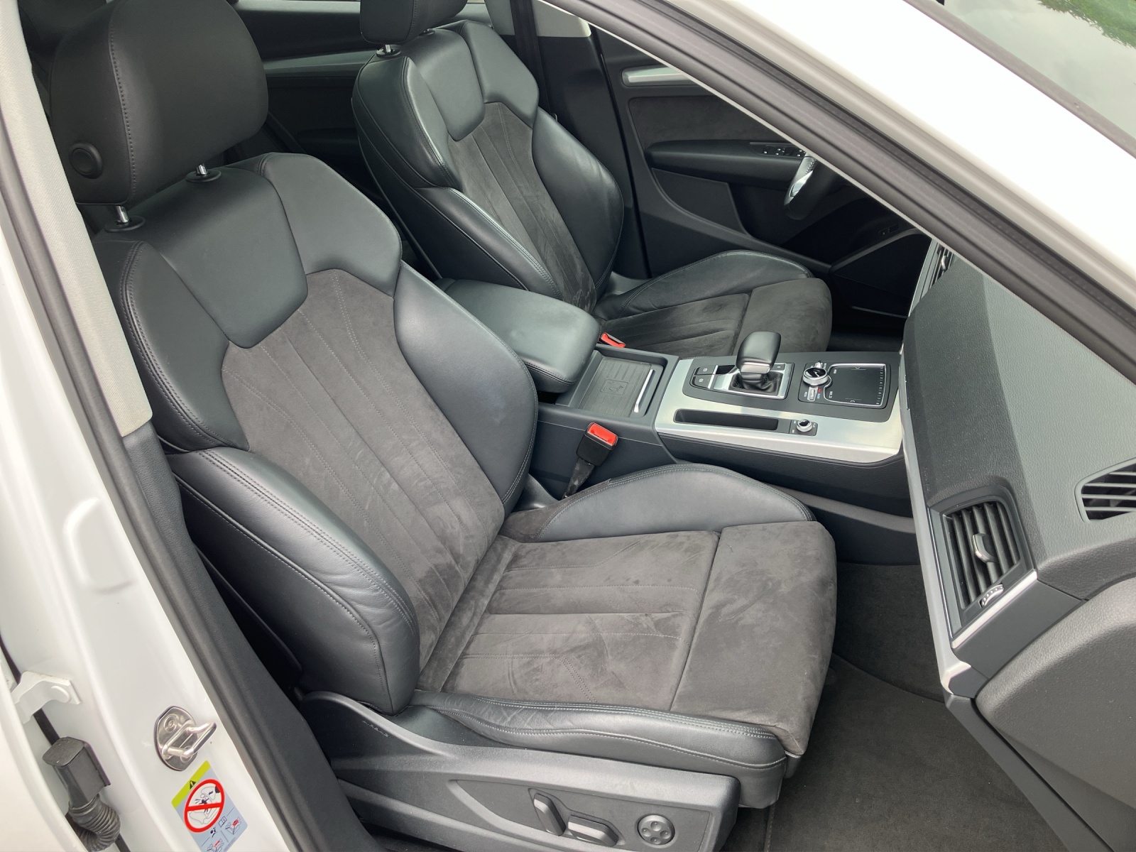 Fahrzeugabbildung Audi Q5 40 TDI quattro S-Line Matrix Navi ACC STHZ SHZ