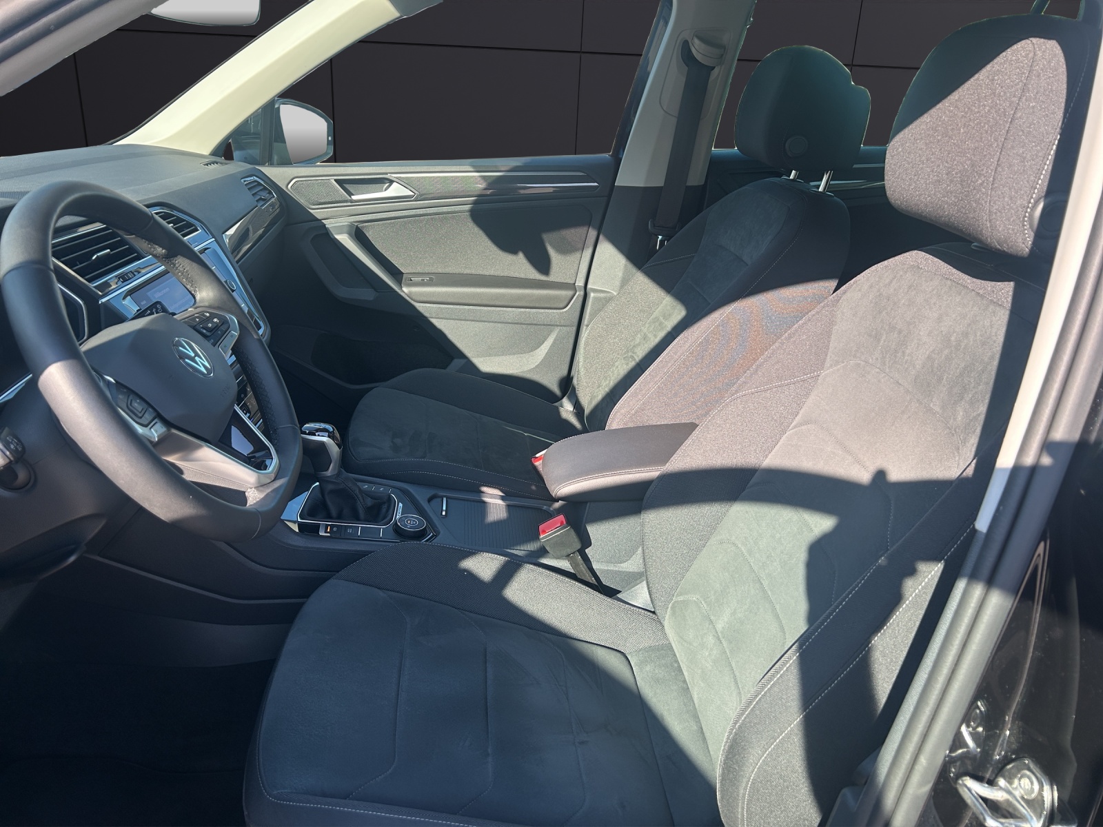 Fahrzeugabbildung Volkswagen Tiguan Elegance TDI 4M IQ.Light Navi ACC RFK SHZ