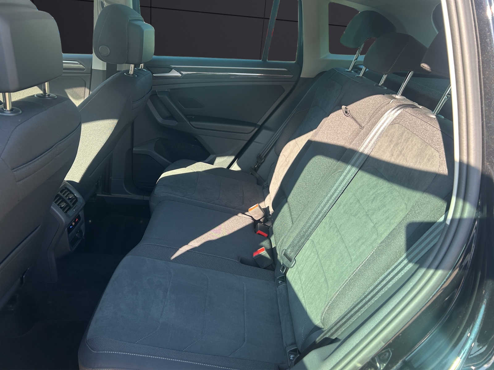 Fahrzeugabbildung Volkswagen Tiguan Elegance TDI 4M IQ.Light Navi ACC RFK SHZ