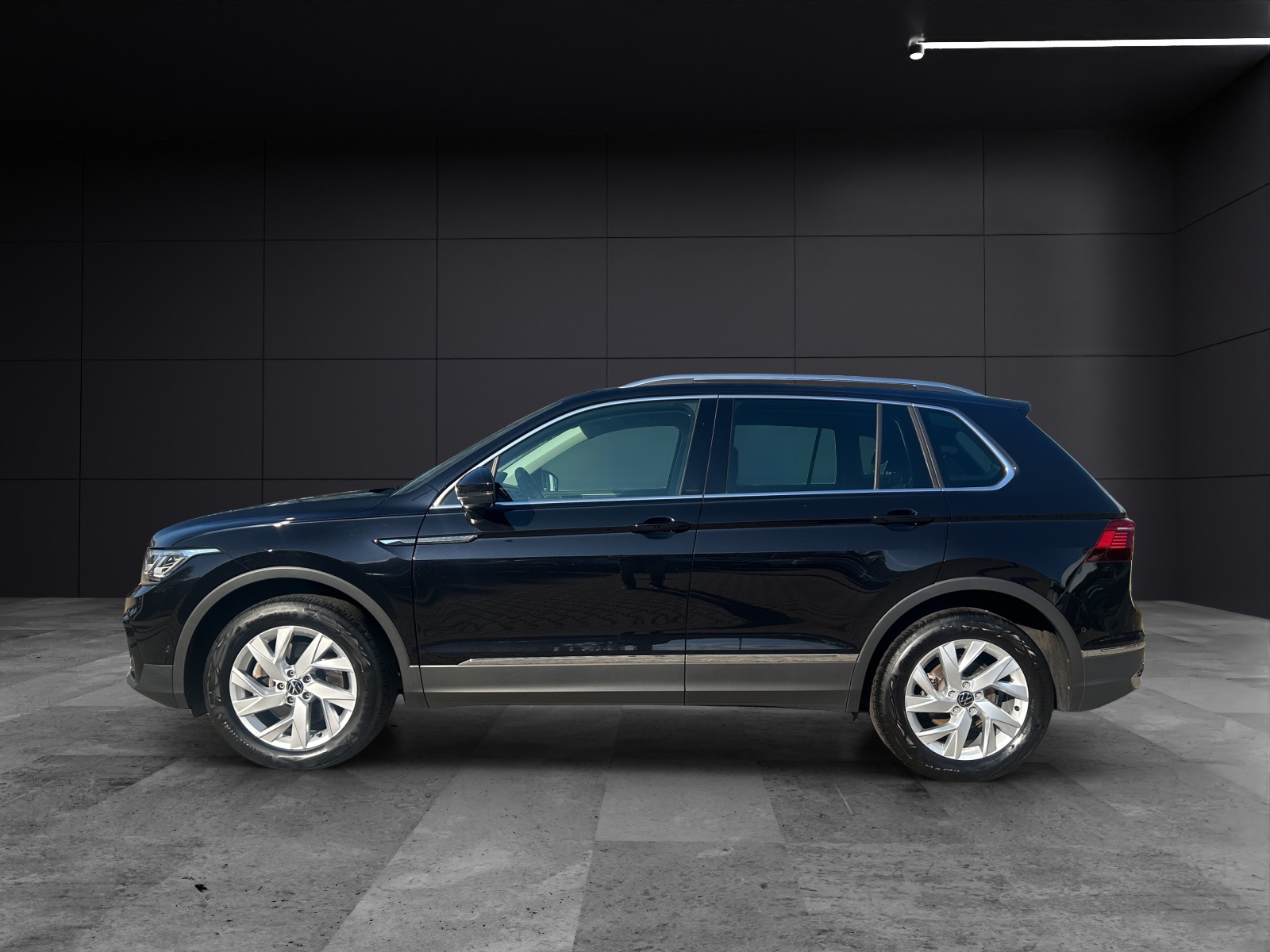 Fahrzeugabbildung Volkswagen Tiguan Elegance TDI 4M IQ.Light Navi ACC RFK SHZ