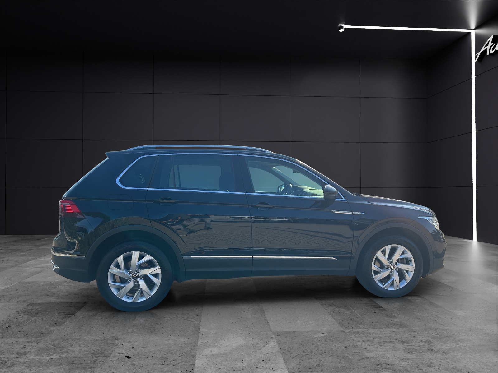 Fahrzeugabbildung Volkswagen Tiguan Elegance TDI 4M IQ.Light Navi ACC RFK SHZ