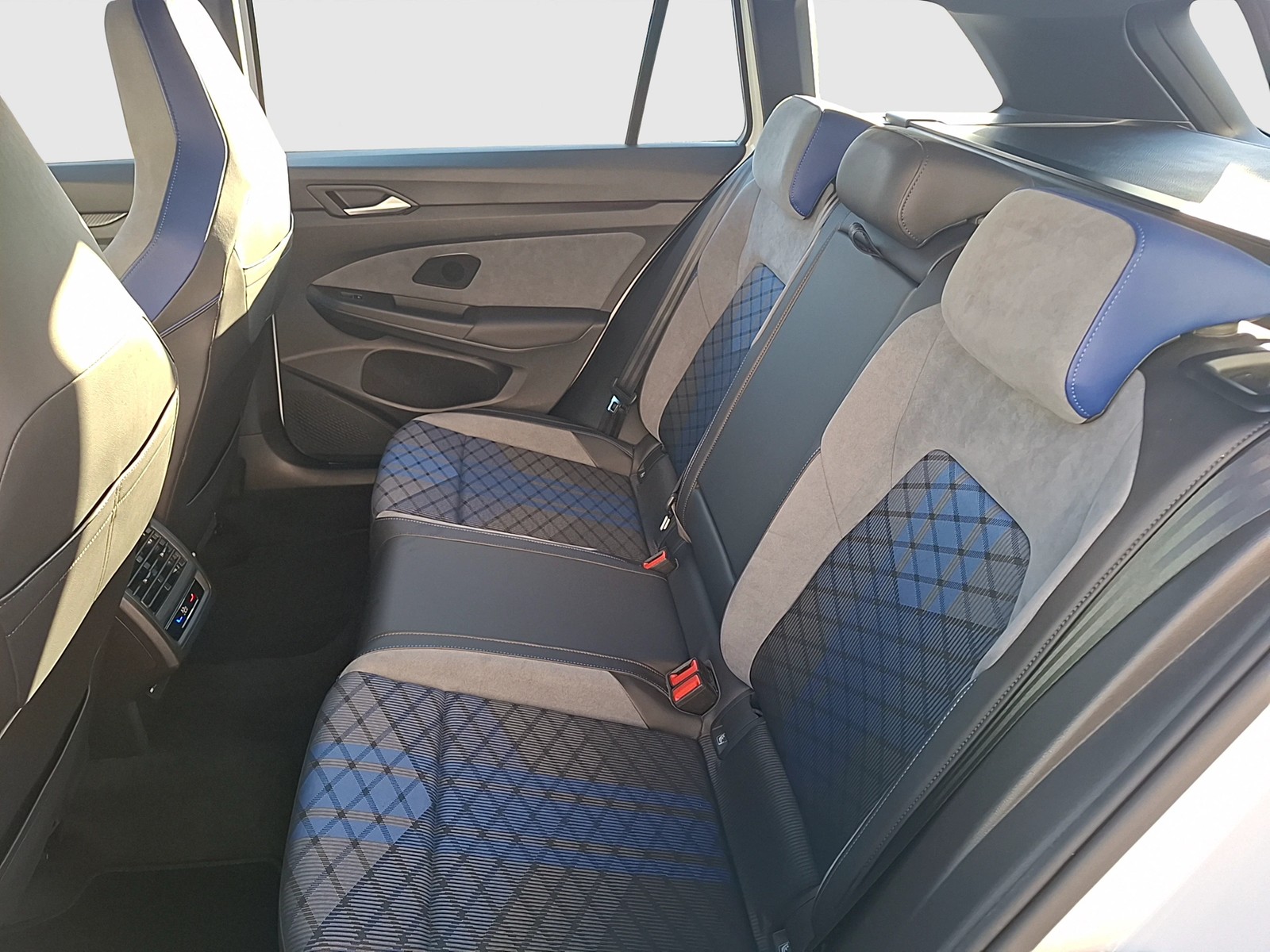 Fahrzeugabbildung Volkswagen Golf VIII Variant R DSG 4M Matrix Navi AID ACC RFK Harman SH 19