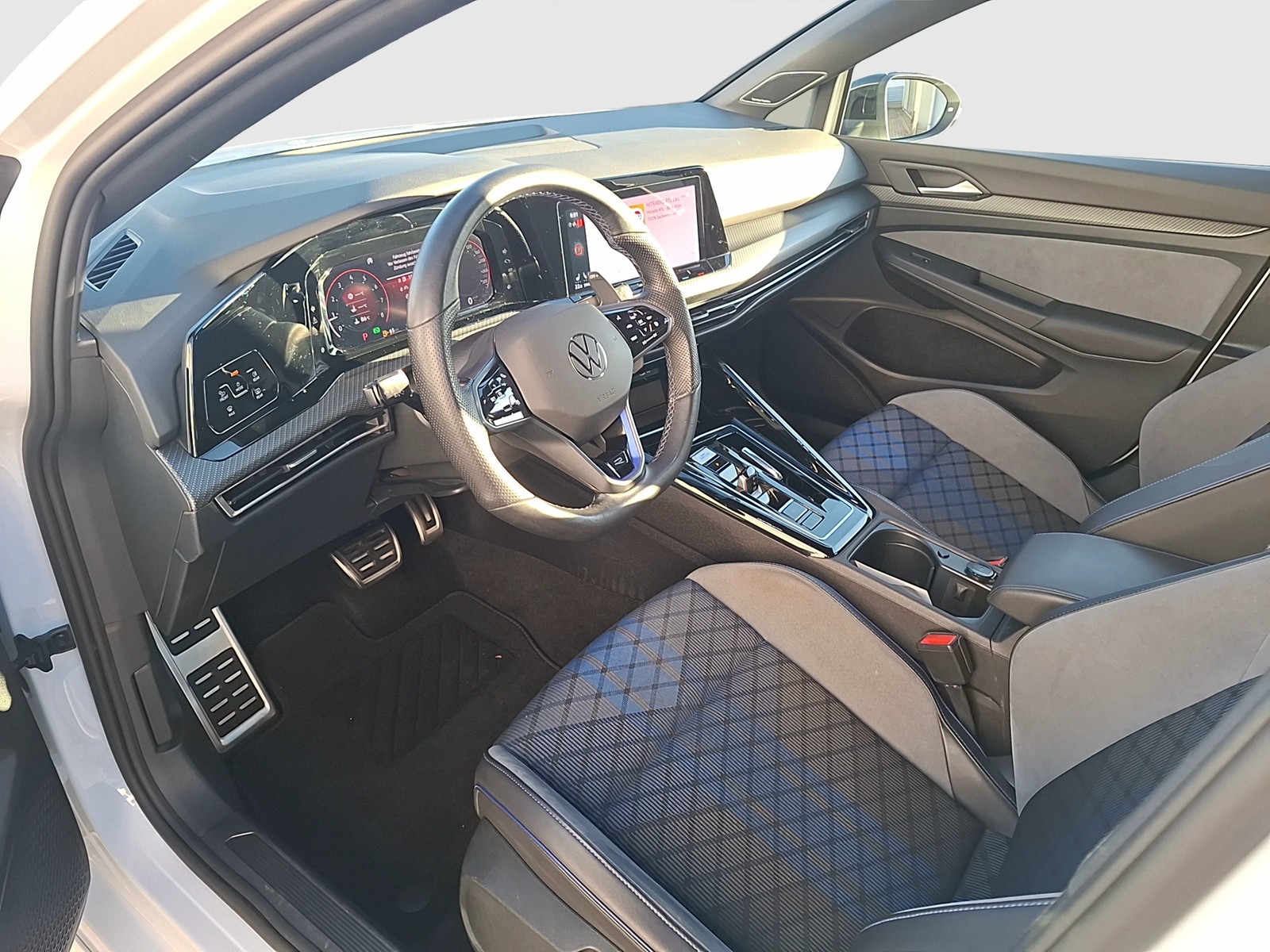Fahrzeugabbildung Volkswagen Golf VIII Variant R DSG 4M Matrix Navi AID ACC RFK Harman SH 19