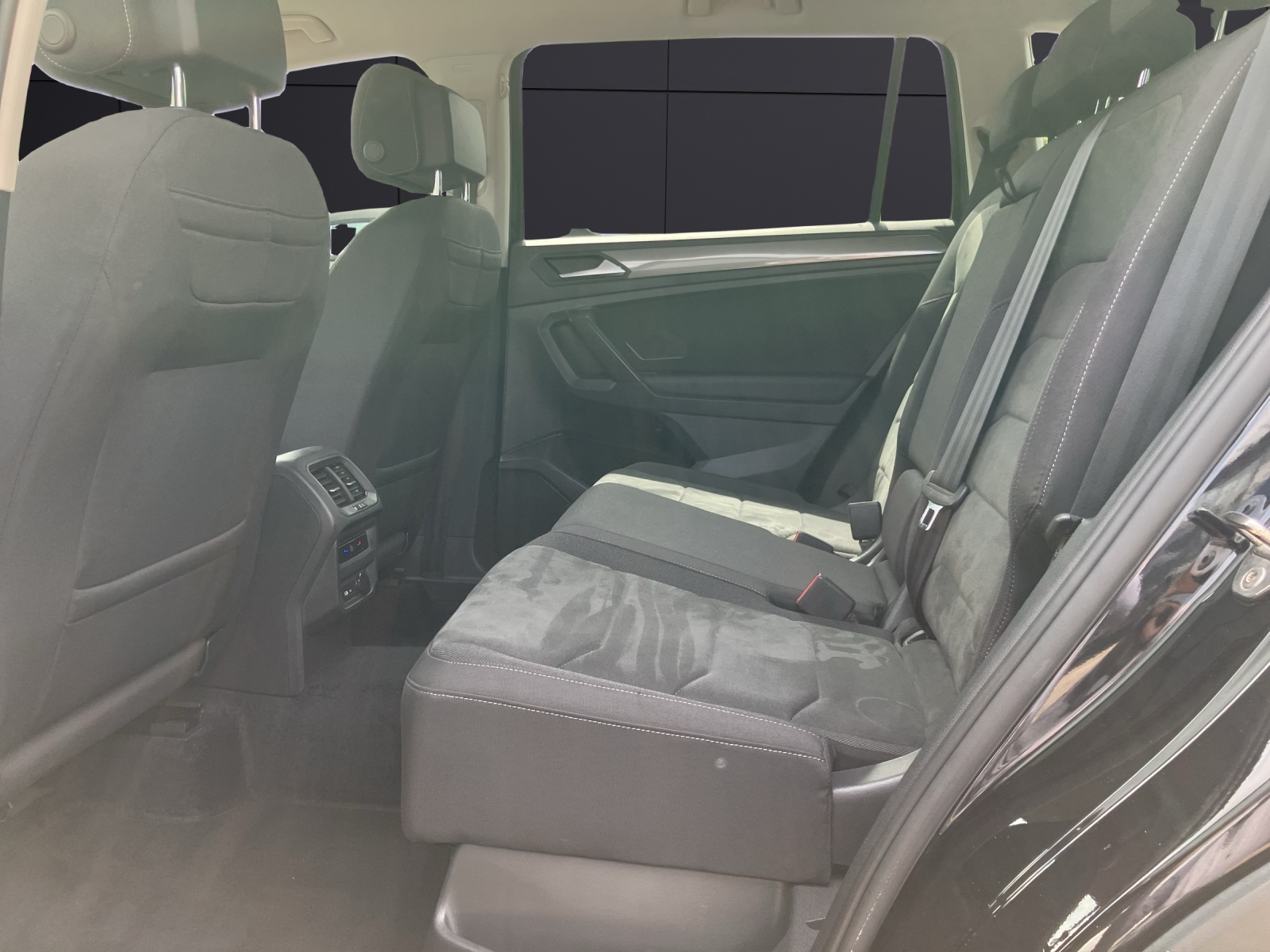 Fahrzeugabbildung Volkswagen Tiguan Allspace Business TDI DSG 4M LED ACC AHK 360° SHZ HuD Navi