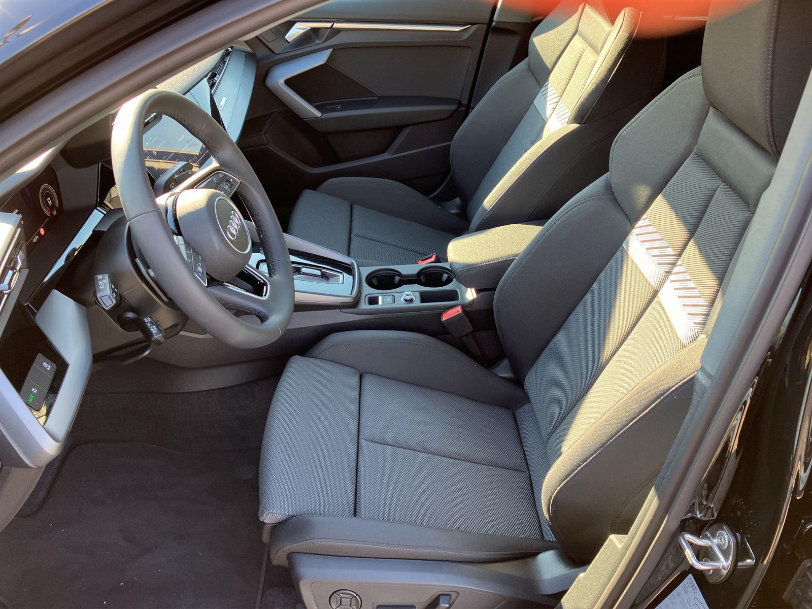Fahrzeugabbildung Audi A3 Sportback 35 TDI advanced S tronic LED Navi, Sportsitze