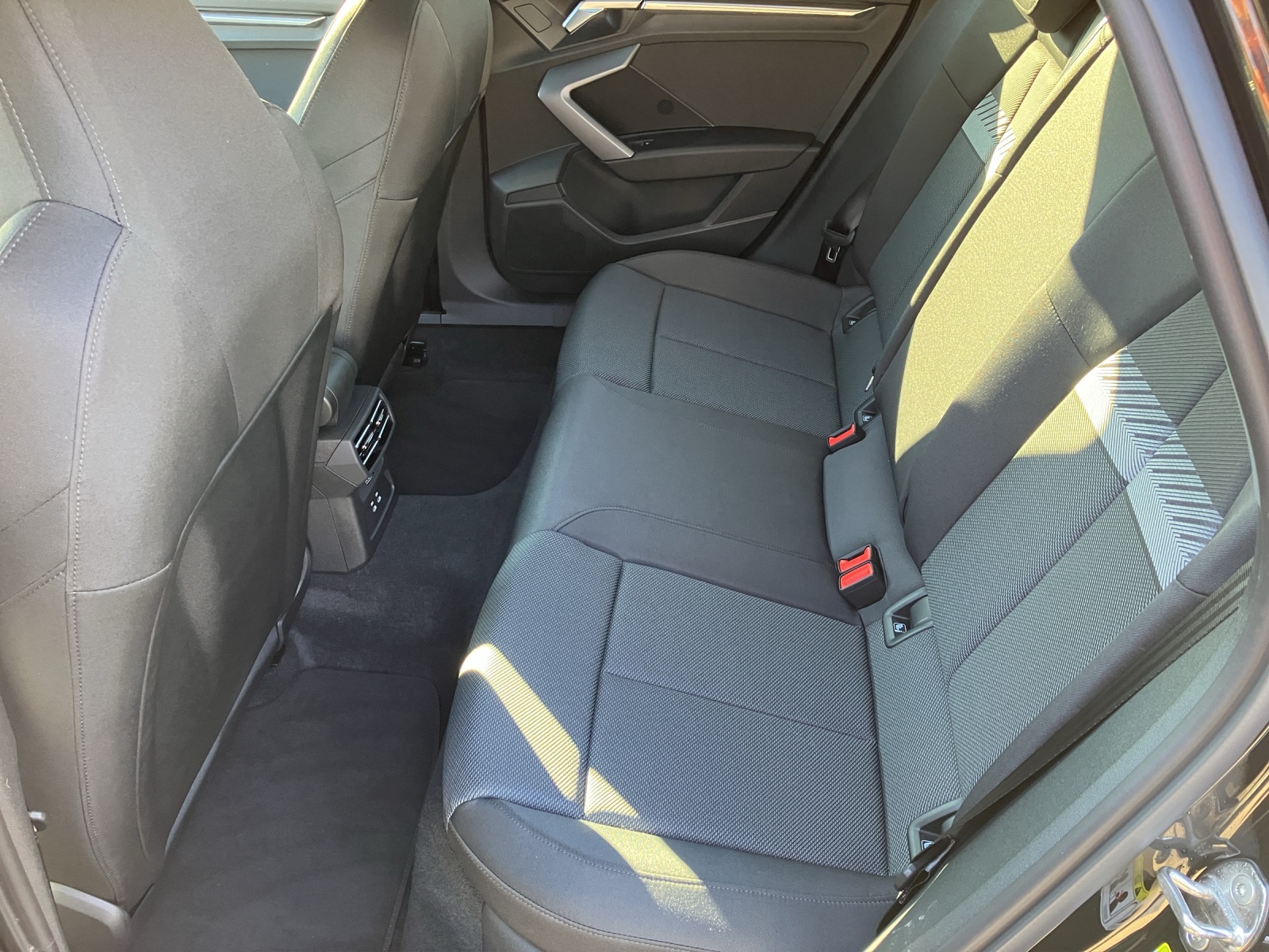 Fahrzeugabbildung Audi A3 Sportback 35 TDI advanced S tronic LED Navi, Sportsitze