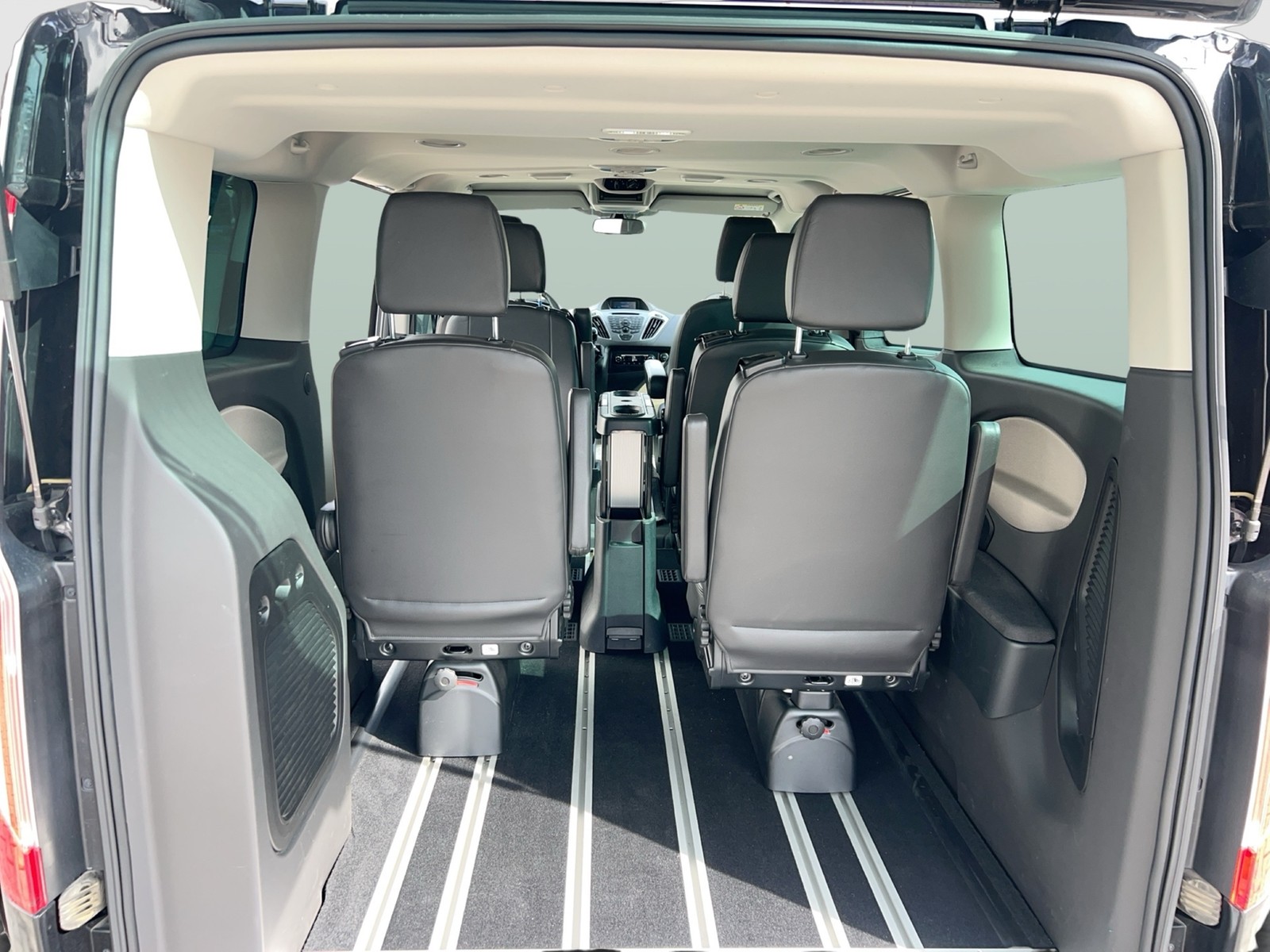 Fahrzeugabbildung Ford Tourneo Custom Business EditionTitanium Stanh. + FB Leder SH 6-Sitze