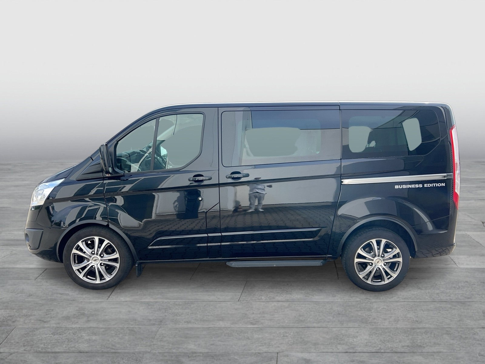 Fahrzeugabbildung Ford Tourneo Custom Business EditionTitanium Stanh. + FB Leder SH 6-Sitze