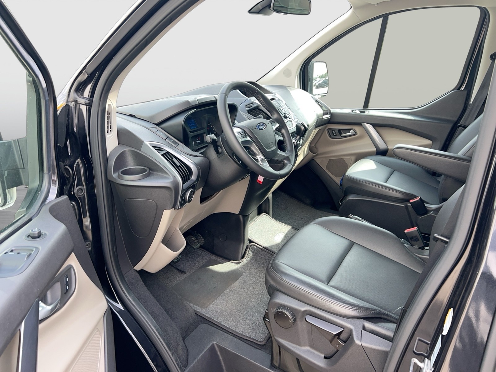 Fahrzeugabbildung Ford Tourneo Custom Business EditionTitanium Stanh. + FB Leder SH 6-Sitze