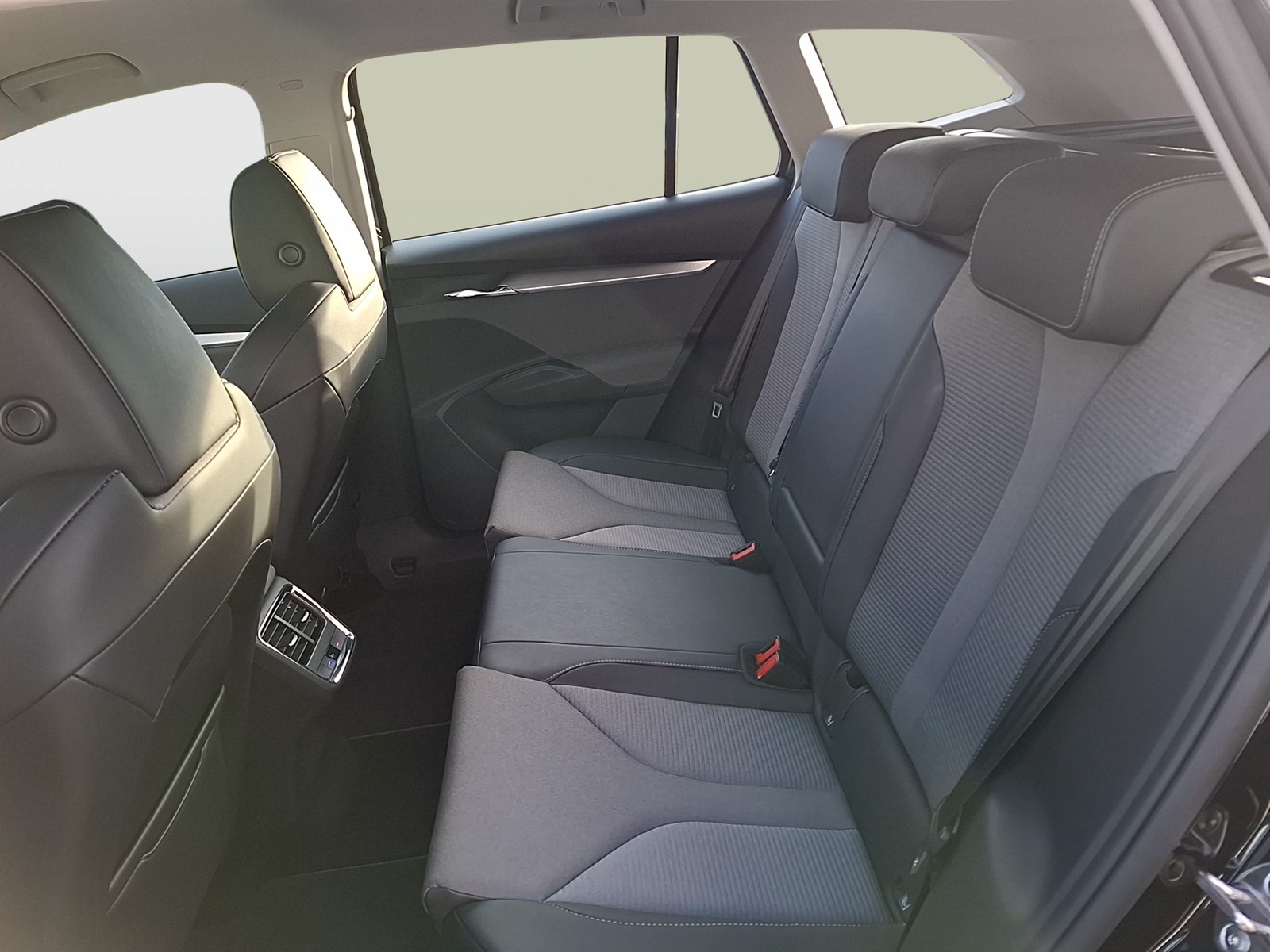Fahrzeugabbildung SKODA Enyaq 60 Loft LED Navi AID GRA RFK SH 19