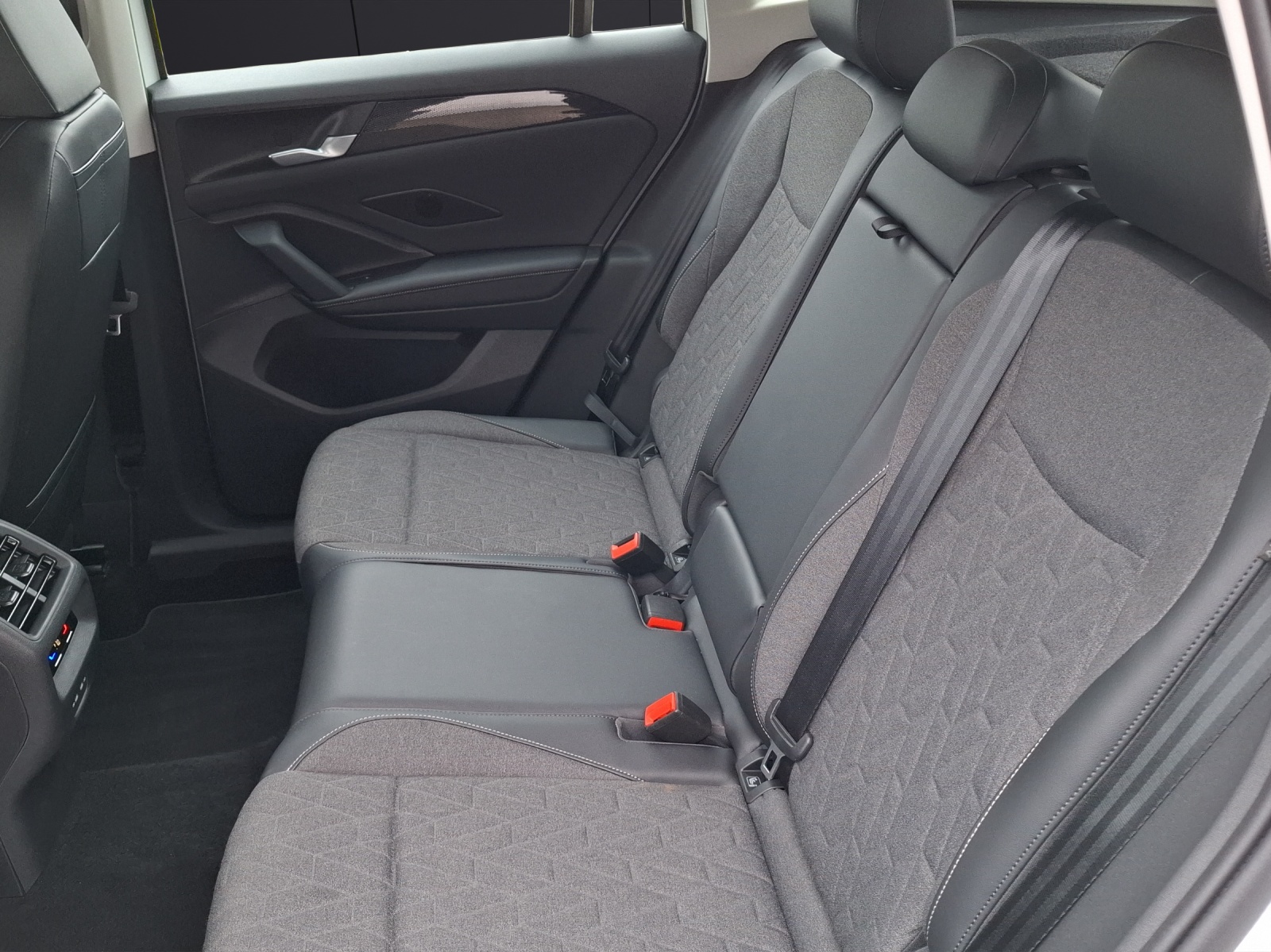 Fahrzeugabbildung Volkswagen Tiguan eTSI Life DSG LED Navi ACC RFK AHK SH