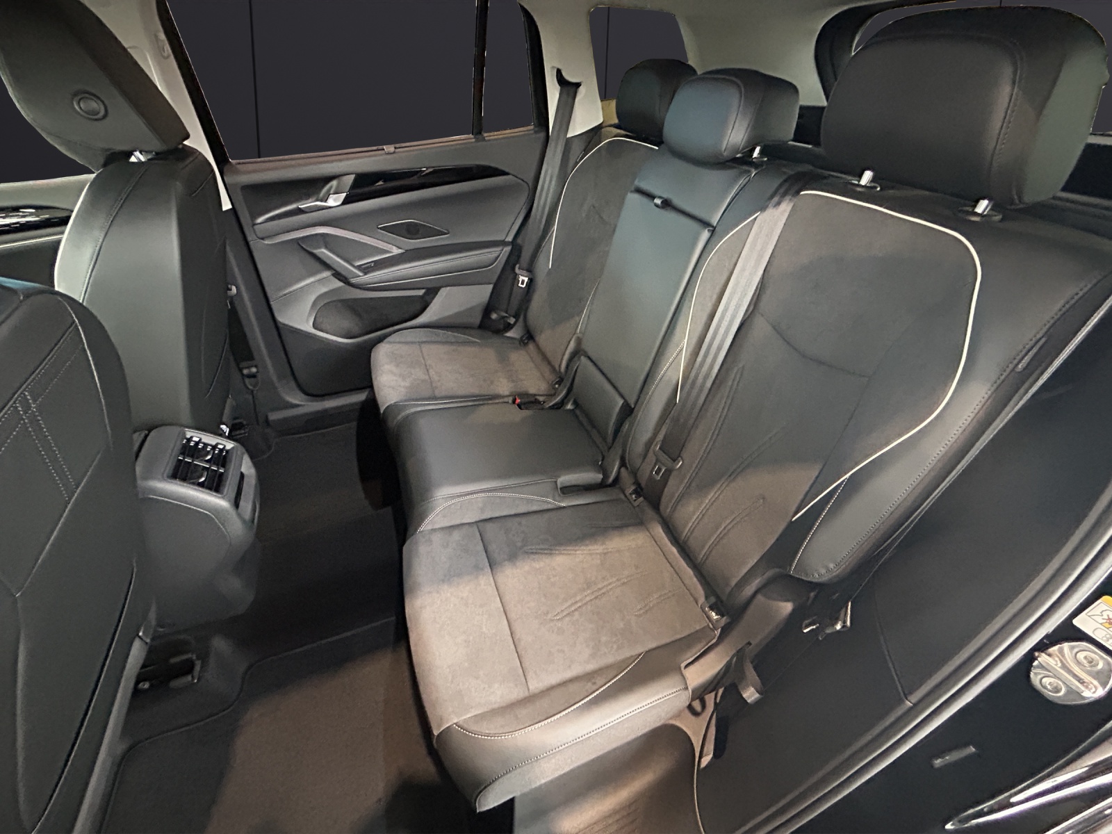 Fahrzeugabbildung Volkswagen Tayron TDI Elegance LED+ AHZV RearView