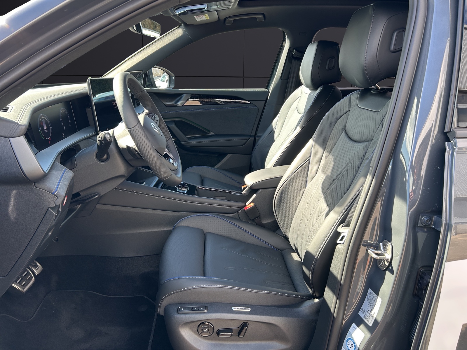 Fahrzeugabbildung Volkswagen Tayron R-Line PHEV IQ-Light PANO AHK