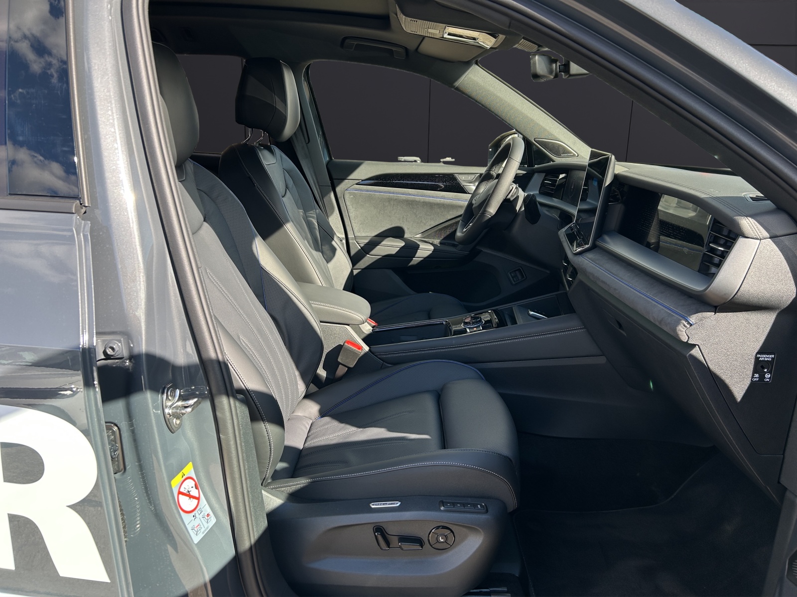 Fahrzeugabbildung Volkswagen Tayron R-Line PHEV IQ-Light PANO AHK