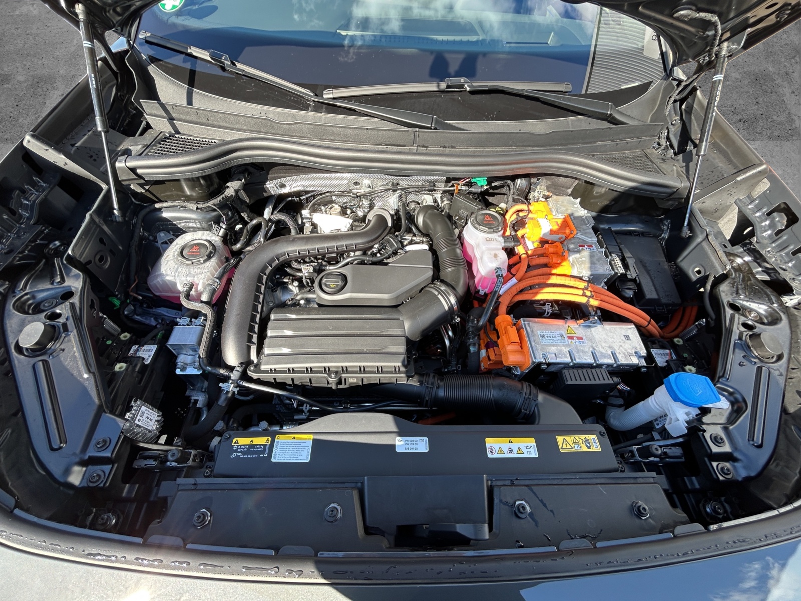 Fahrzeugabbildung Volkswagen Tayron R-Line PHEV IQ-Light PANO AHK