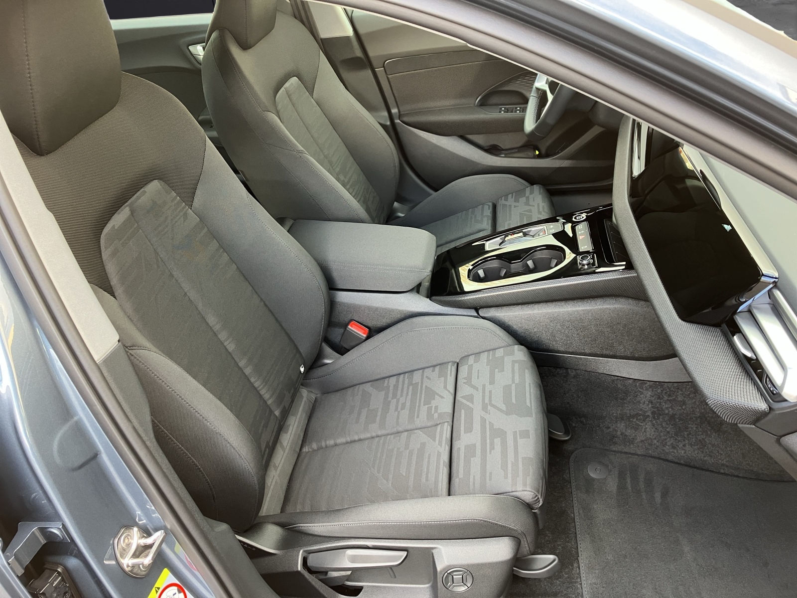 Fahrzeugabbildung Audi A5 Limousine TFSI S tronic LED Navi ACC RFK SH Parkassistent