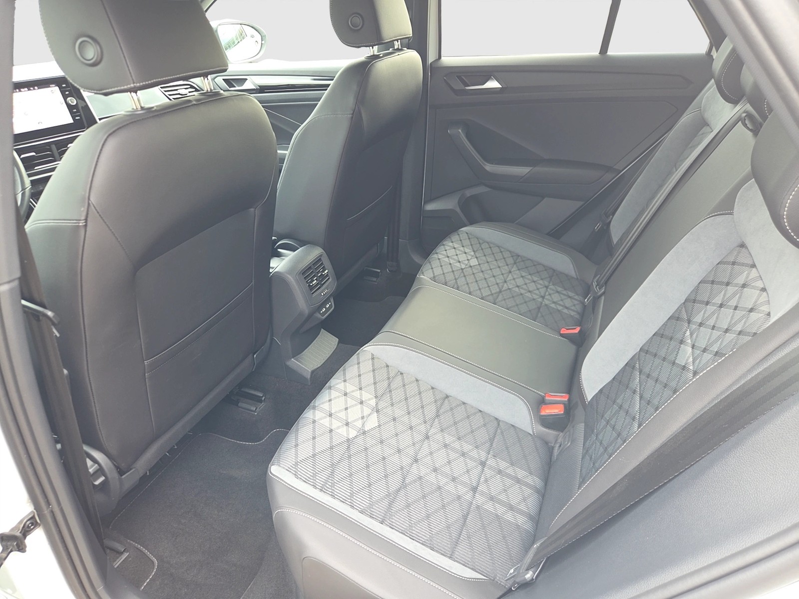 Fahrzeugabbildung Volkswagen T-Roc TSI R-Line DSG LED Navi AID ACC RFK SH 18