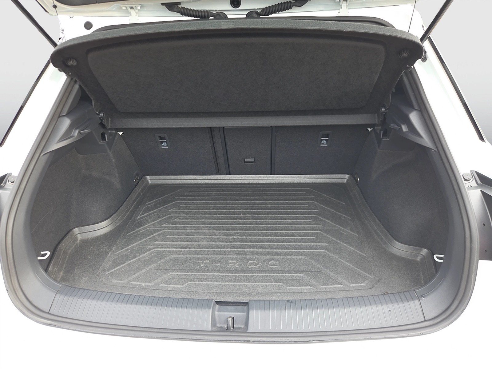 Fahrzeugabbildung Volkswagen T-Roc TSI R-Line DSG LED Navi AID ACC RFK SH 18