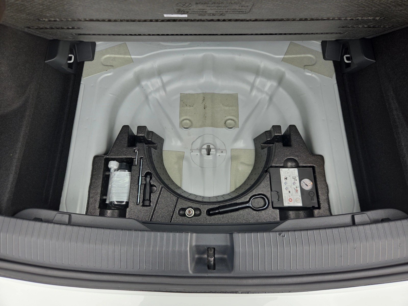 Fahrzeugabbildung Volkswagen T-Roc TSI R-Line DSG LED Navi AID ACC RFK SH 18