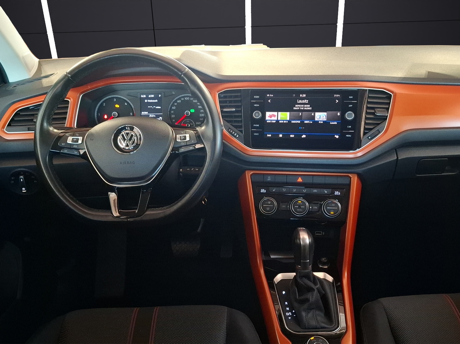 Fahrzeugabbildung Volkswagen T-Roc TDI Style 4M LED Navi AHK ACC SH