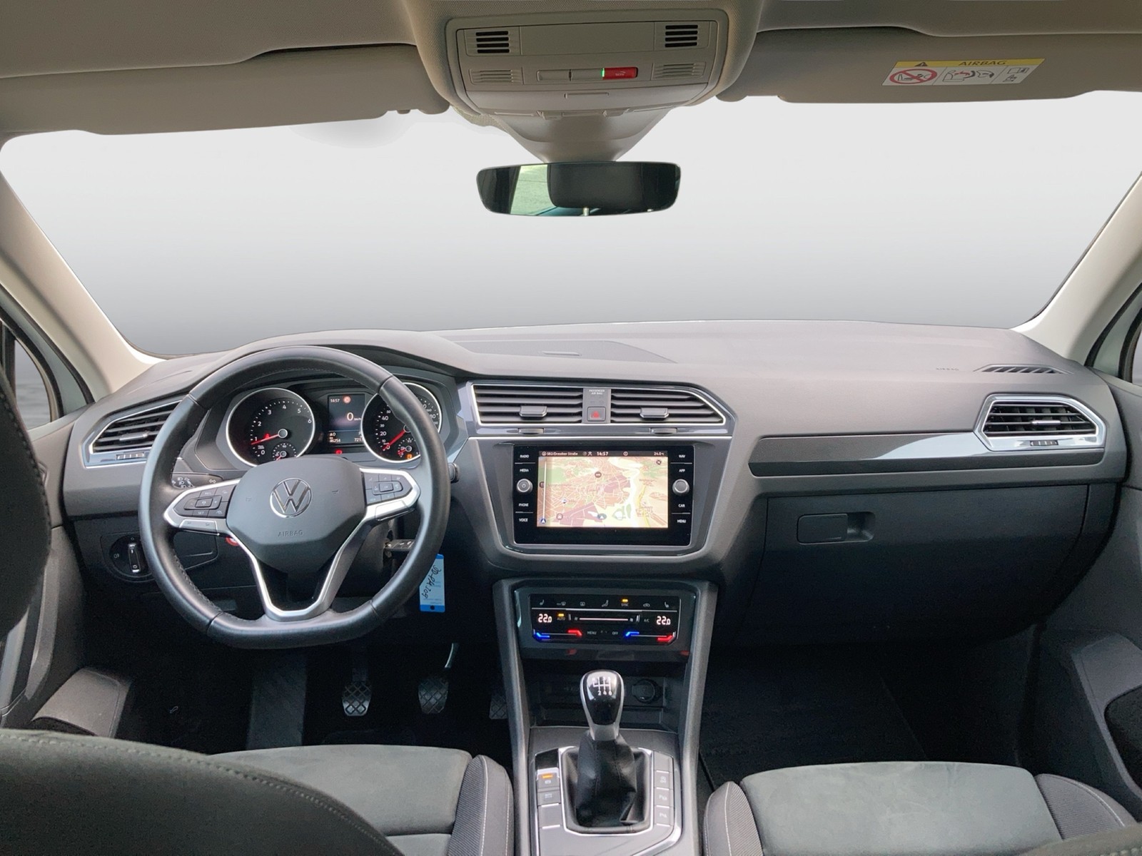 Fahrzeugabbildung Volkswagen Tiguan TSI Life LED Navi ACC RFK AHK
