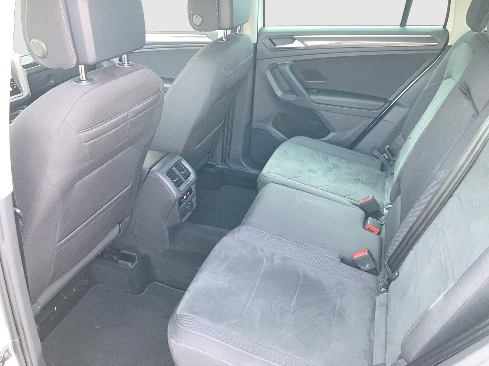 Fahrzeugabbildung Volkswagen Tiguan TSI Life LED Navi ACC RFK AHK