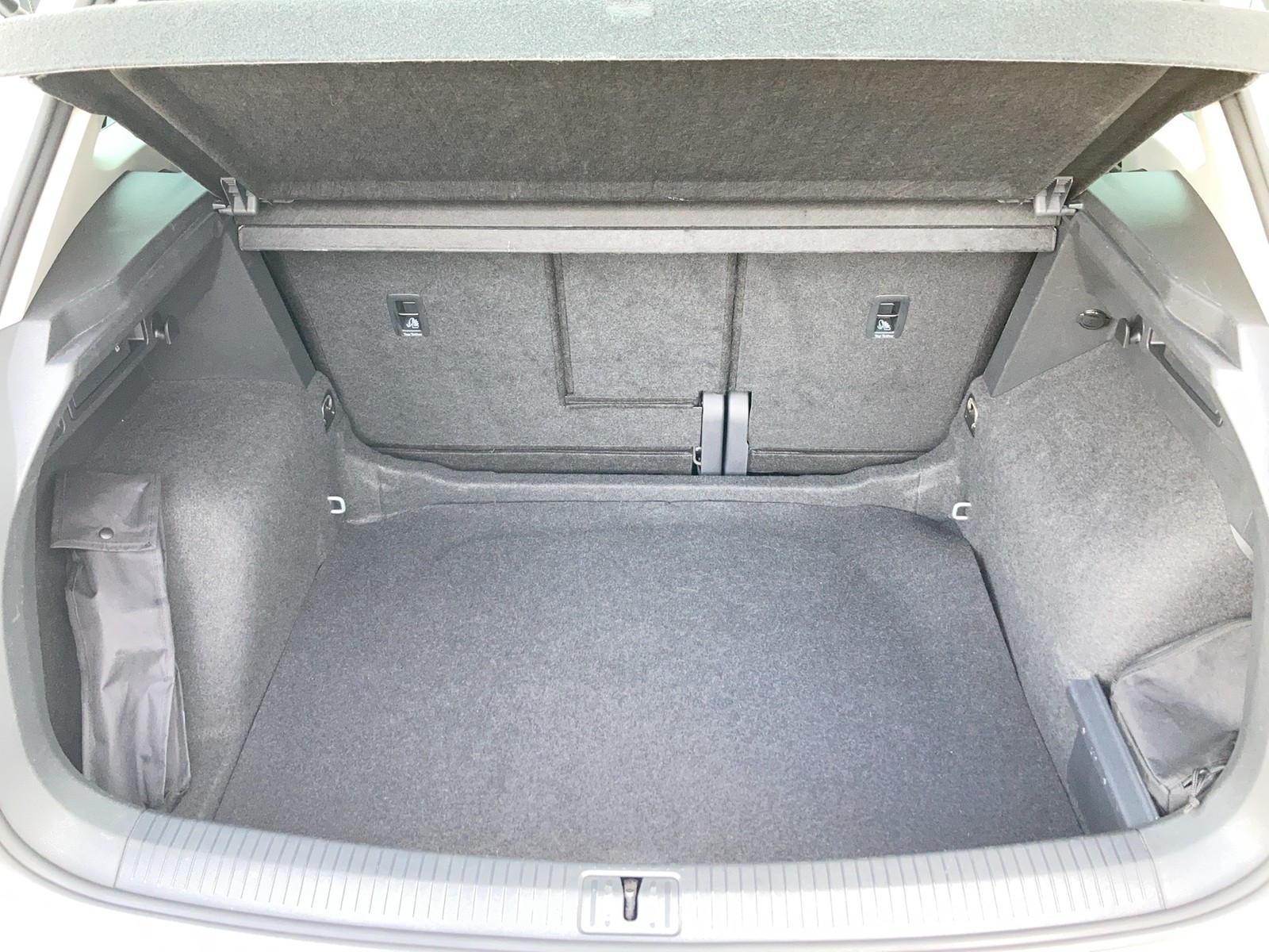 Fahrzeugabbildung Volkswagen Tiguan TSI Life LED Navi ACC RFK AHK