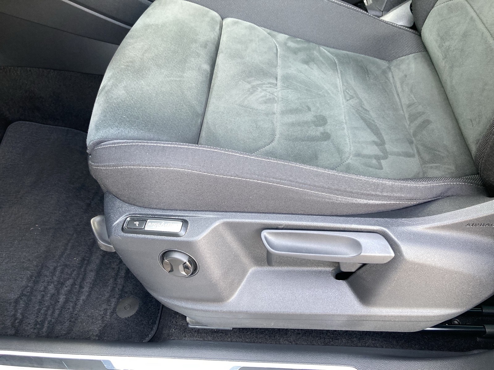 Fahrzeugabbildung Volkswagen Tiguan TSI Life LED Navi ACC RFK AHK