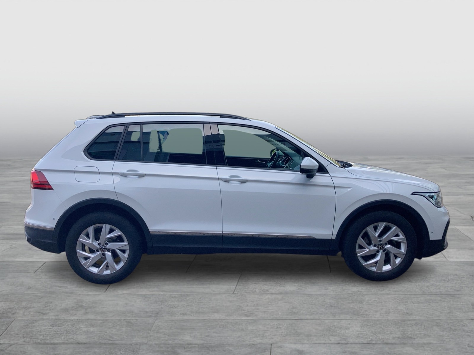 Fahrzeugabbildung Volkswagen Tiguan TSI Life LED Navi ACC RFK AHK