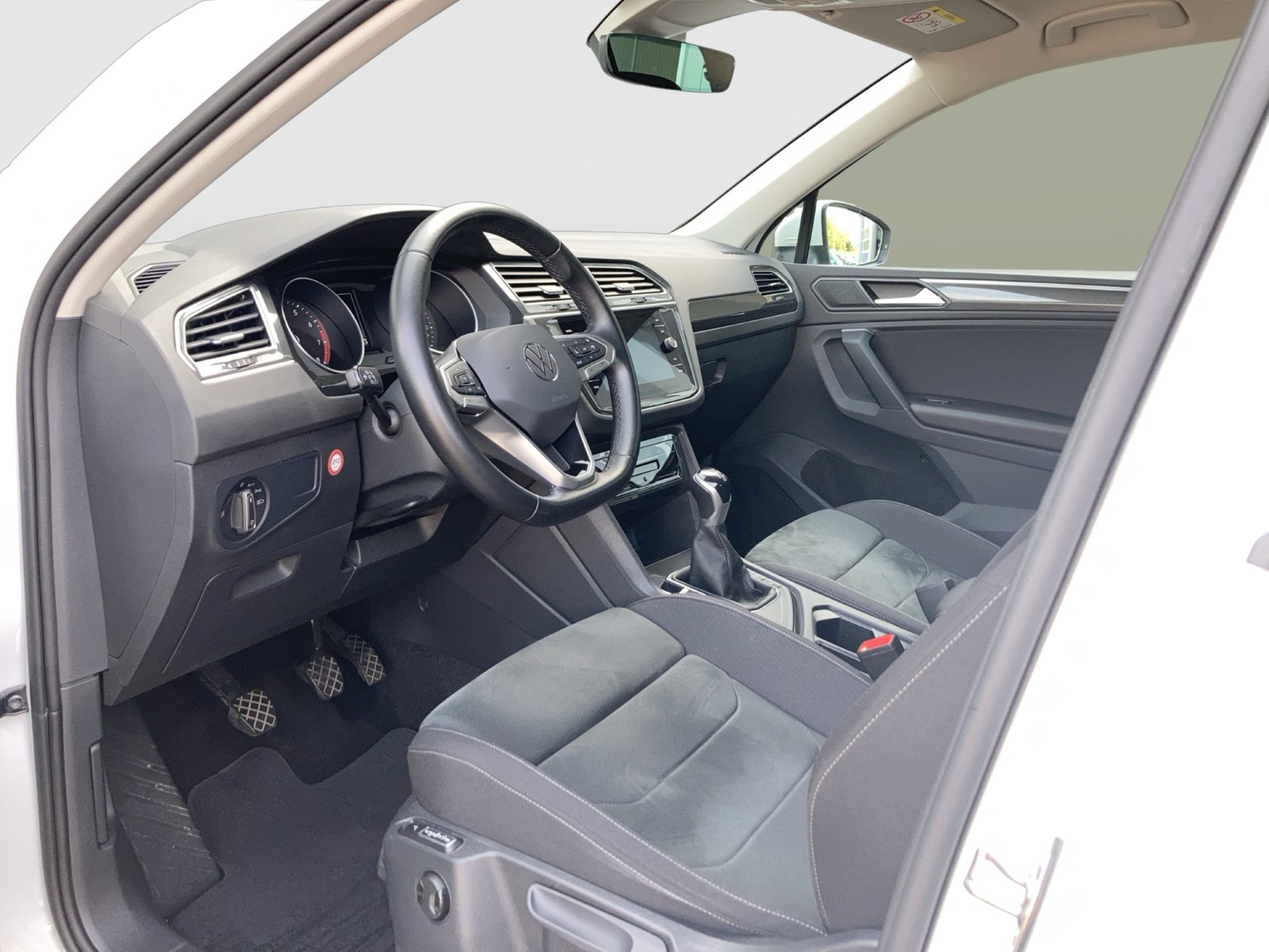 Fahrzeugabbildung Volkswagen Tiguan TSI Life LED Navi ACC RFK AHK