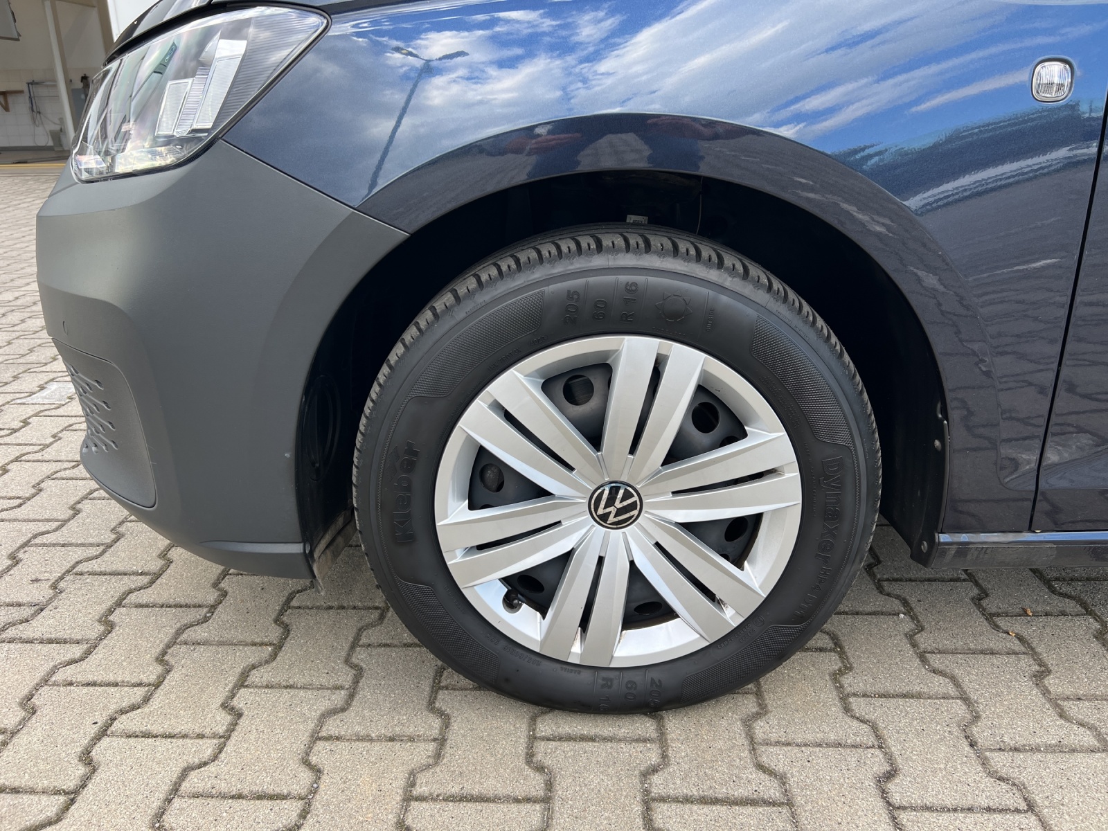 Fahrzeugabbildung Volkswagen Caddy Kombi TDI AHK 5Sitzer SHZ Klima PDC DAB+