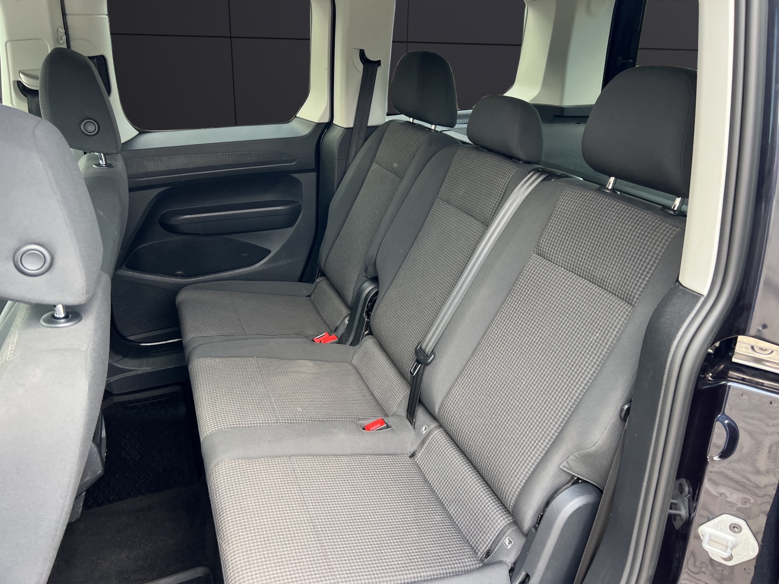 Fahrzeugabbildung Volkswagen Caddy Kombi TDI AHK 5Sitzer SHZ Klima PDC DAB+