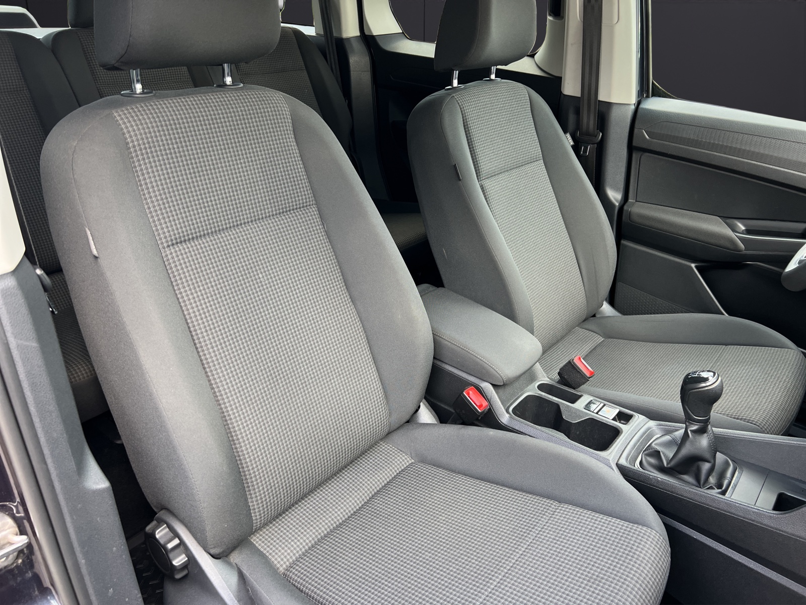 Fahrzeugabbildung Volkswagen Caddy Kombi TDI AHK 5Sitzer SHZ Klima PDC DAB+