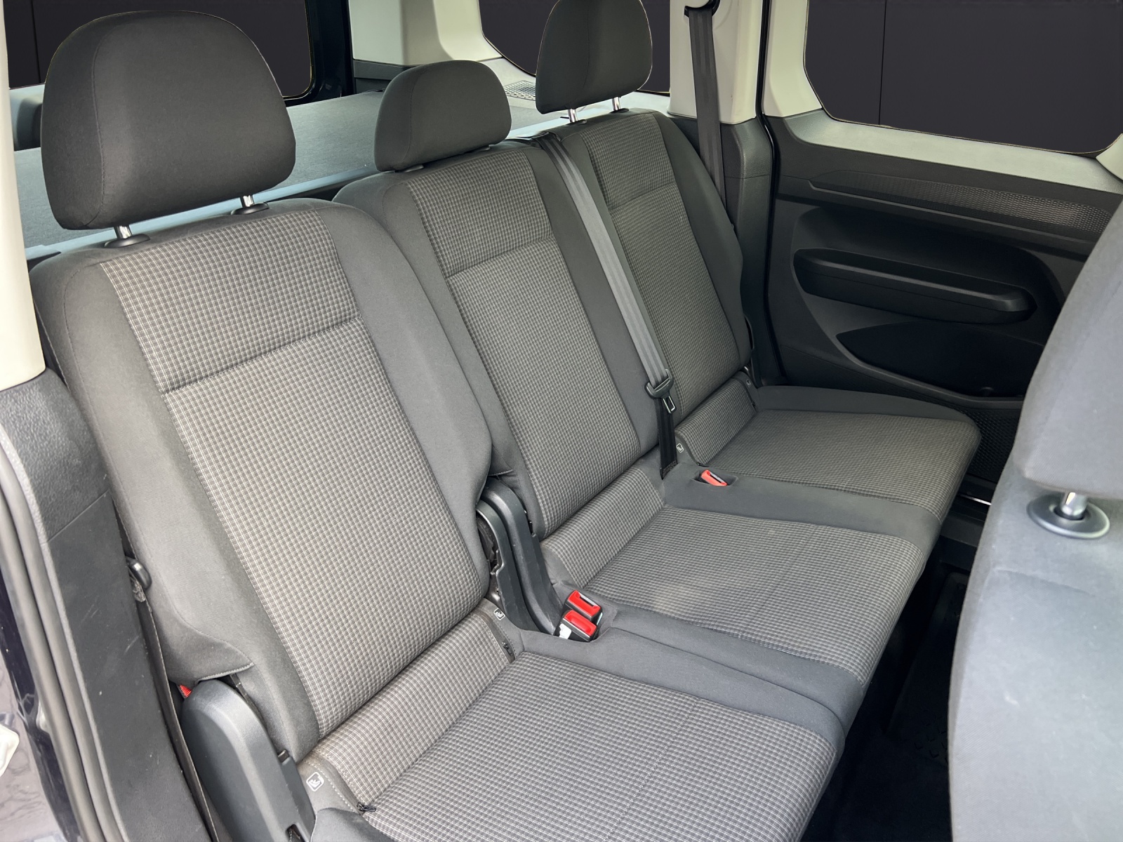 Fahrzeugabbildung Volkswagen Caddy Kombi TDI AHK 5Sitzer SHZ Klima PDC DAB+