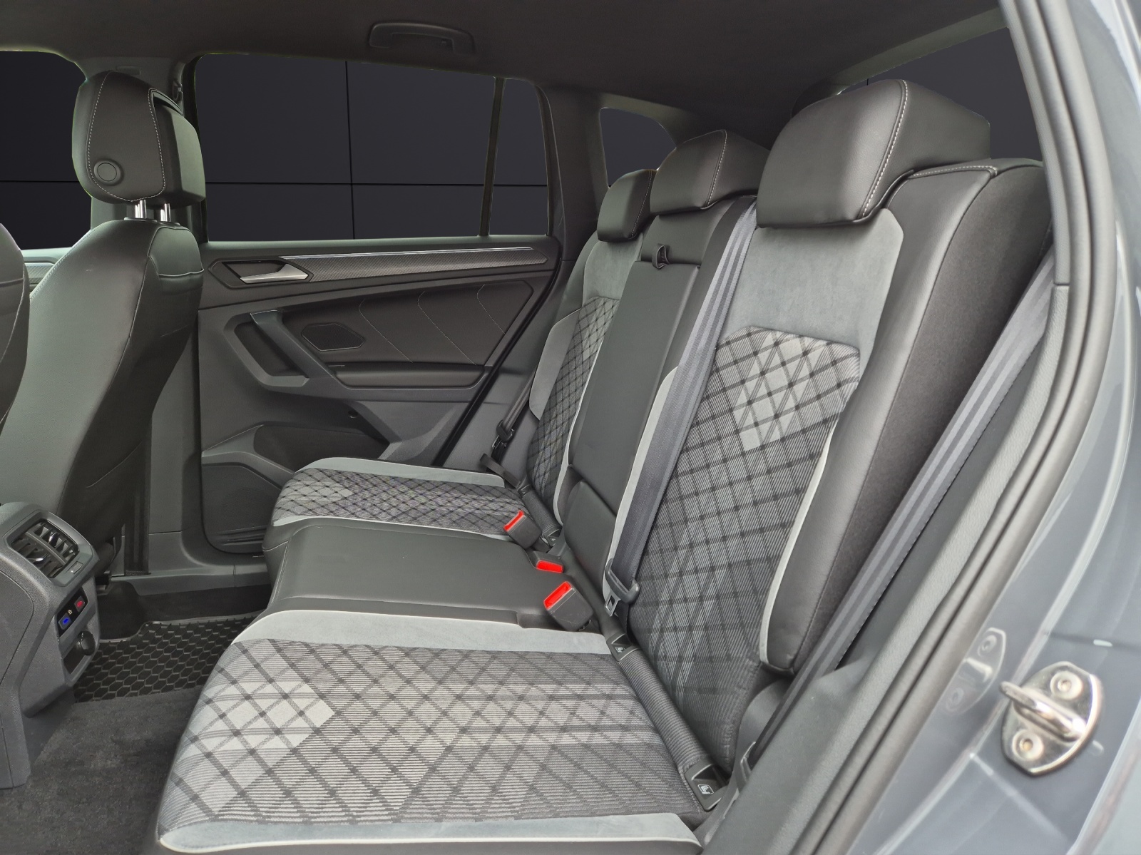 Fahrzeugabbildung Volkswagen Tiguan TSI R-Line 4M DSG Matrix AHK Navi ACC RFK HUD 19
