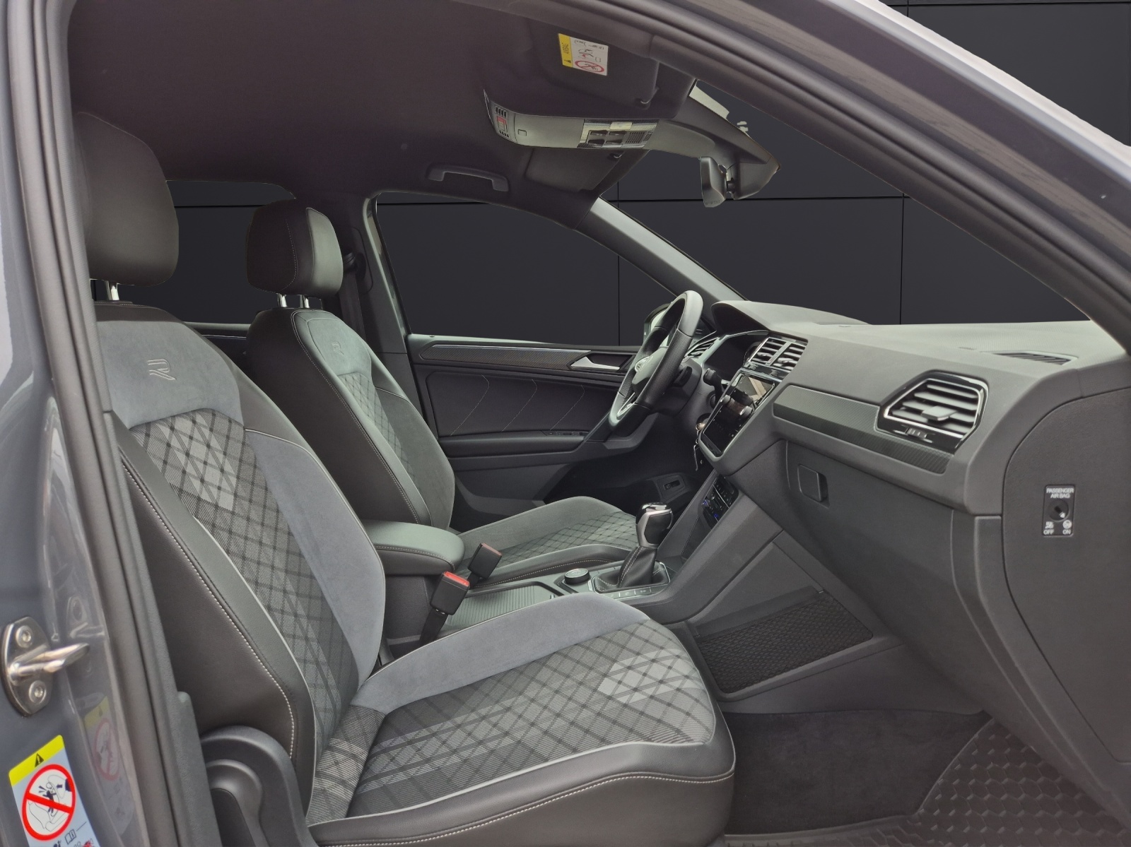 Fahrzeugabbildung Volkswagen Tiguan TSI R-Line 4M DSG Matrix AHK Navi ACC RFK HUD 19