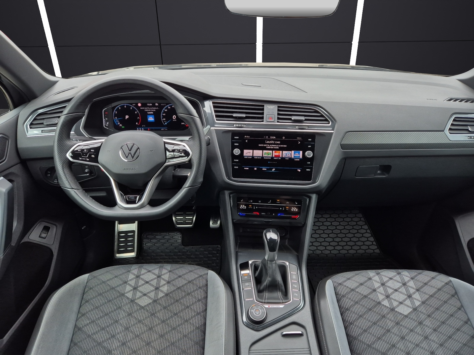 Fahrzeugabbildung Volkswagen Tiguan TSI R-Line 4M DSG Matrix AHK Navi ACC RFK HUD 19
