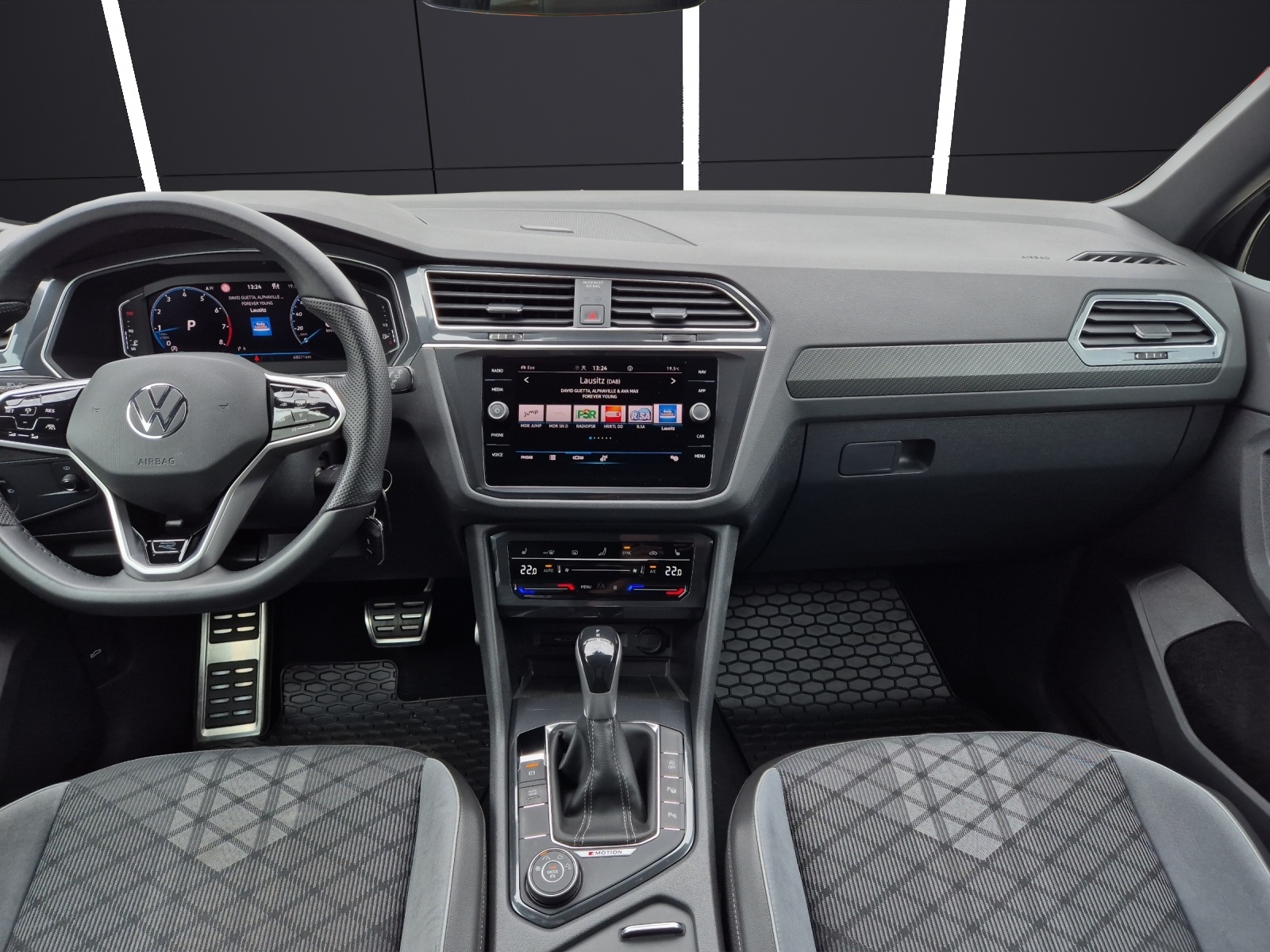 Fahrzeugabbildung Volkswagen Tiguan TSI R-Line 4M DSG Matrix AHK Navi ACC RFK HUD 19