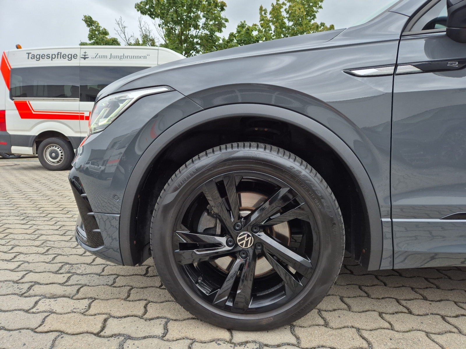 Fahrzeugabbildung Volkswagen Tiguan TSI R-Line 4M DSG Matrix AHK Navi ACC RFK HUD 19
