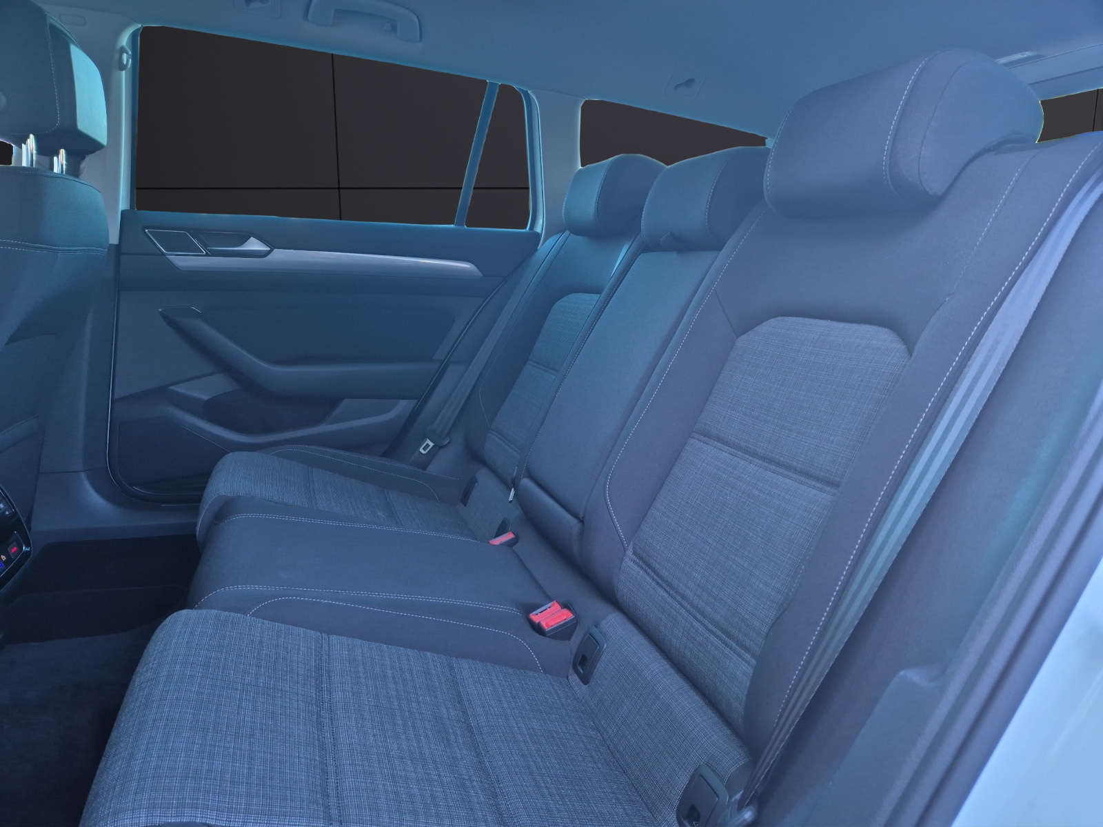 Fahrzeugabbildung Volkswagen Passat Variant TDI Business DSG LED AHK Navi AID ACC RFK SH