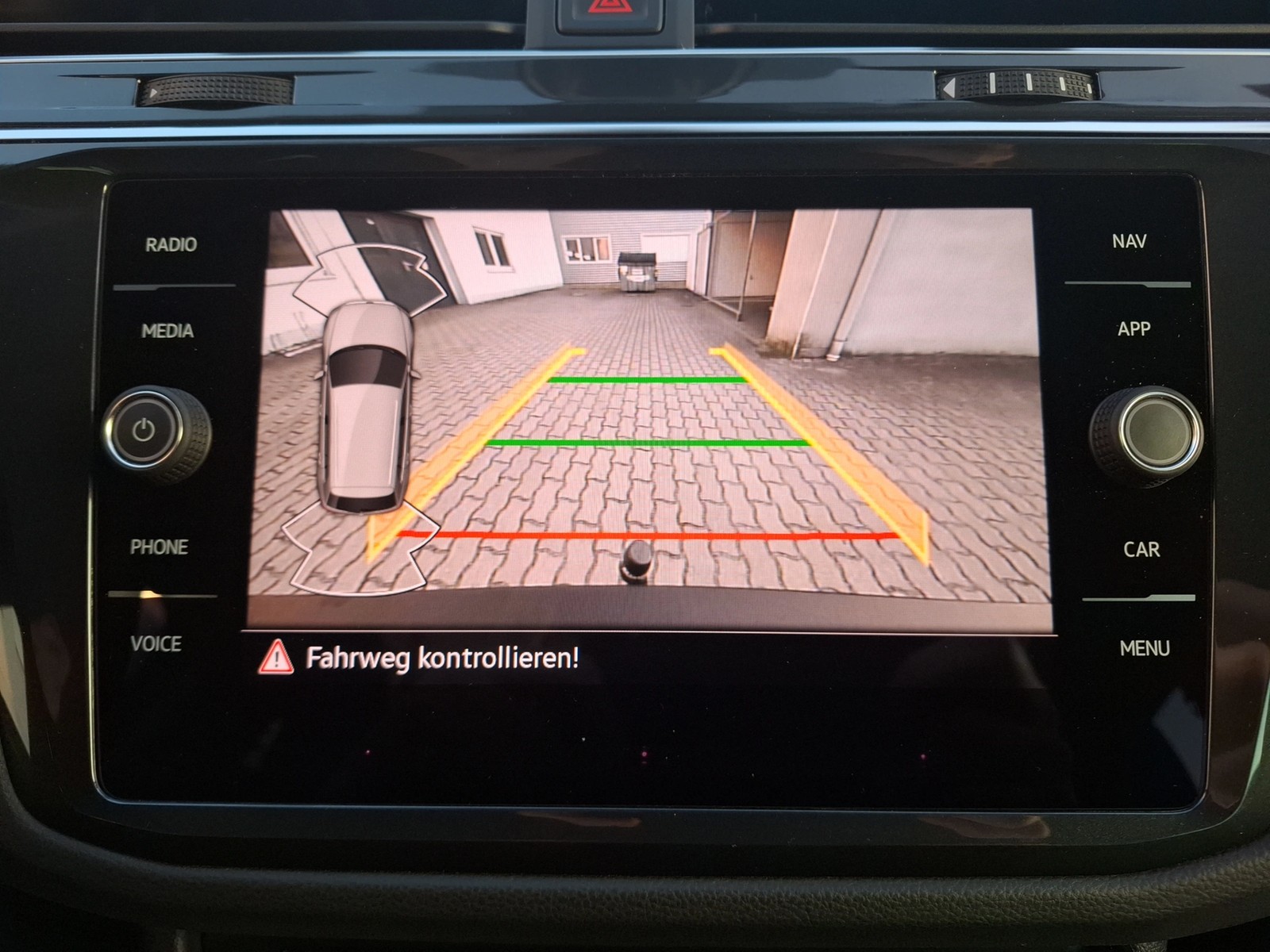 Fahrzeugabbildung Volkswagen Tiguan TDI Life DSG 4M LED AHK Navi AID HUD ACC RFK SHZ 18
