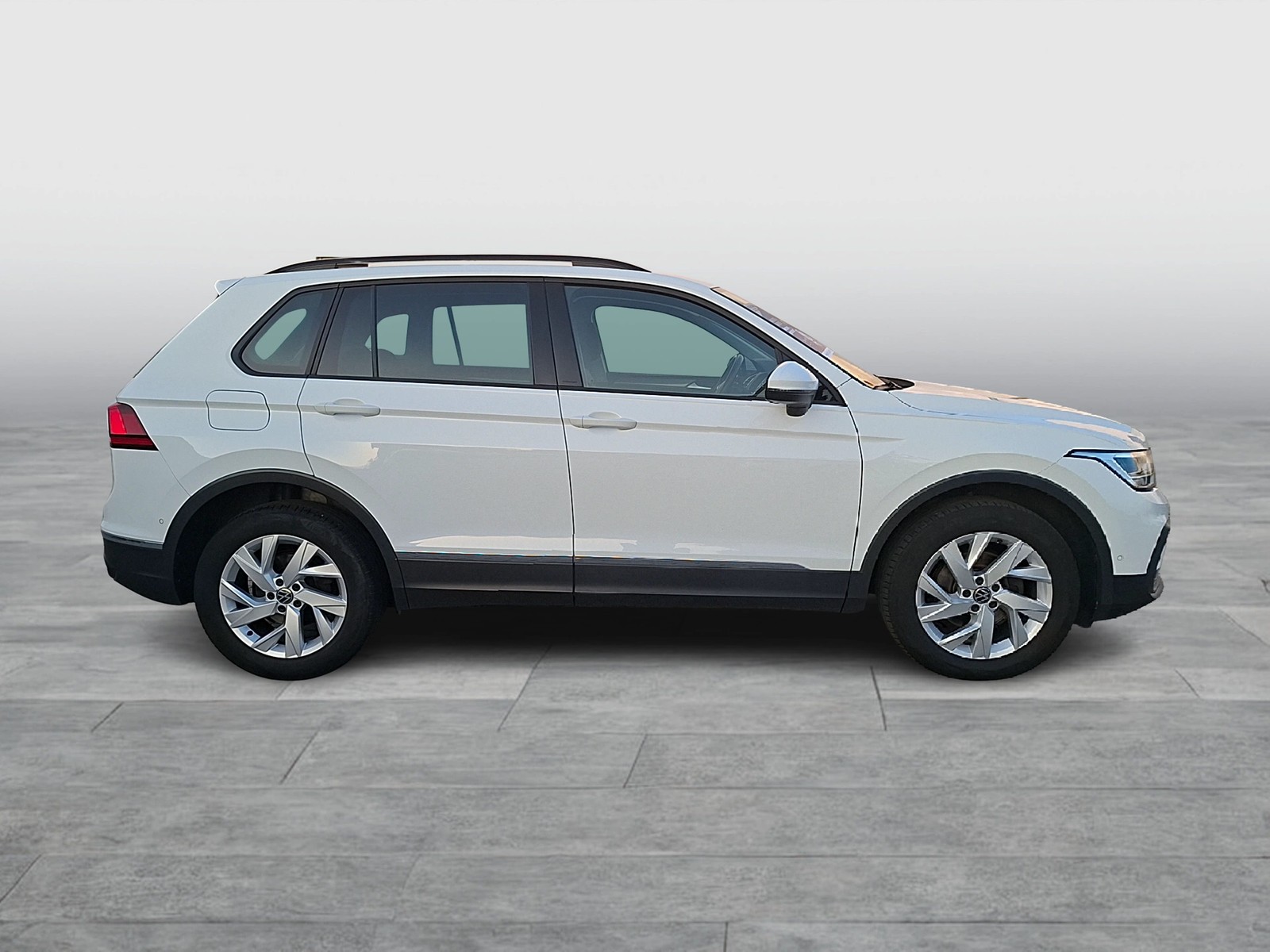 Fahrzeugabbildung Volkswagen Tiguan TDI Life DSG 4M LED AHK Navi AID HUD ACC RFK SHZ 18