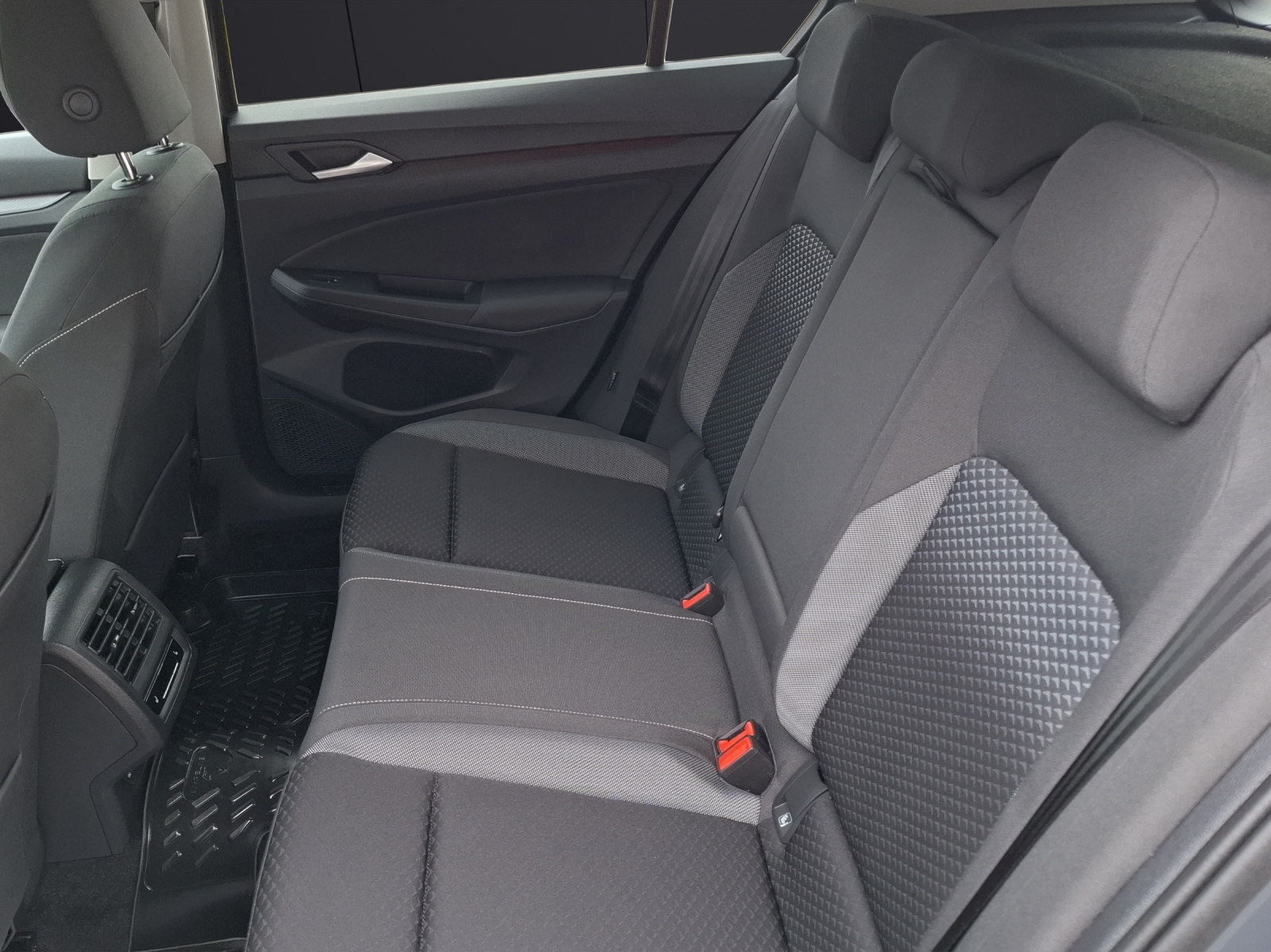 Fahrzeugabbildung Volkswagen Golf VIII TSI Active Standhzg. LEDplus Navi HUD AID ACC RFK SH
