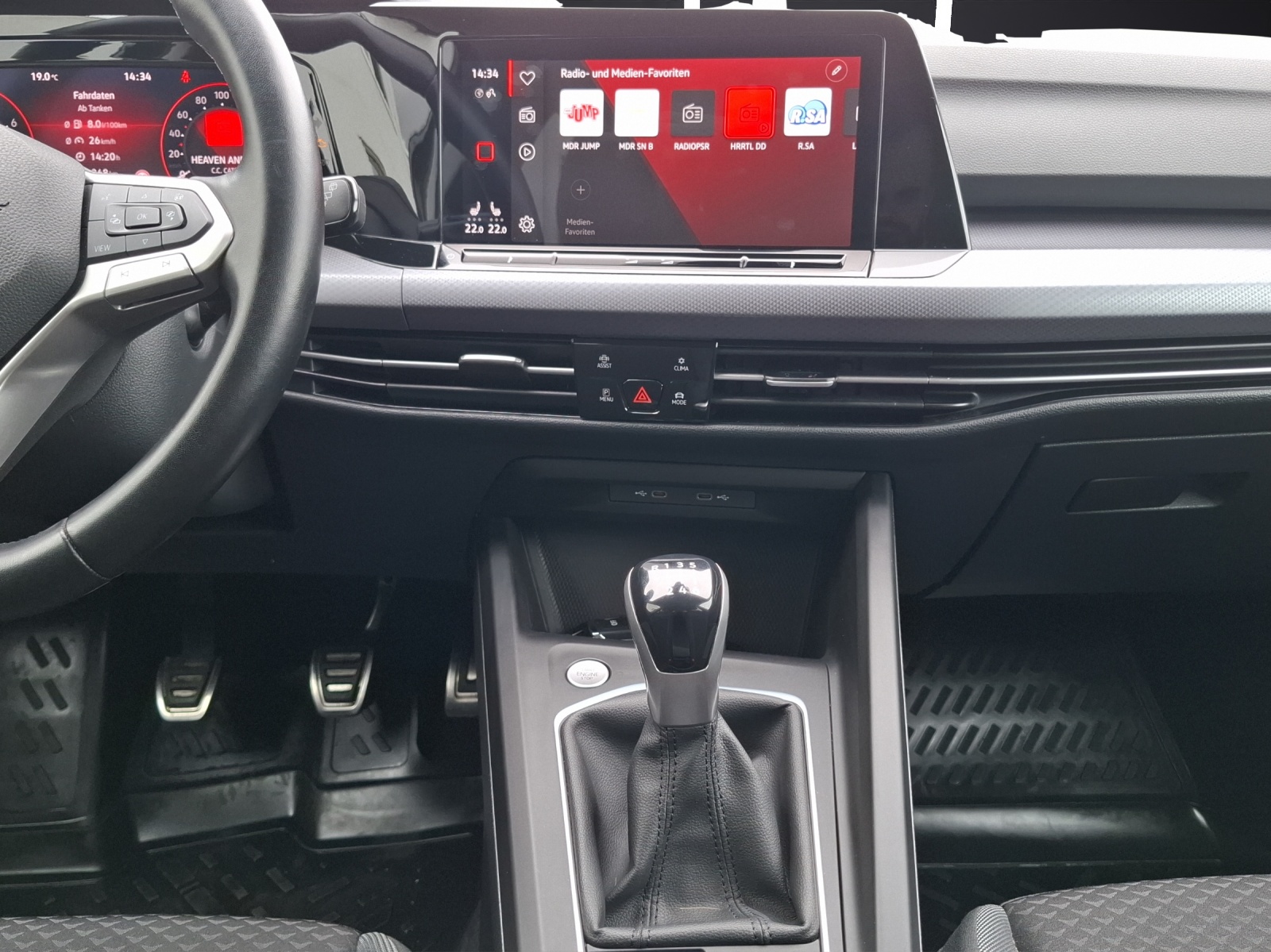 Fahrzeugabbildung Volkswagen Golf VIII TSI Active Standhzg. LEDplus Navi HUD AID ACC RFK SH
