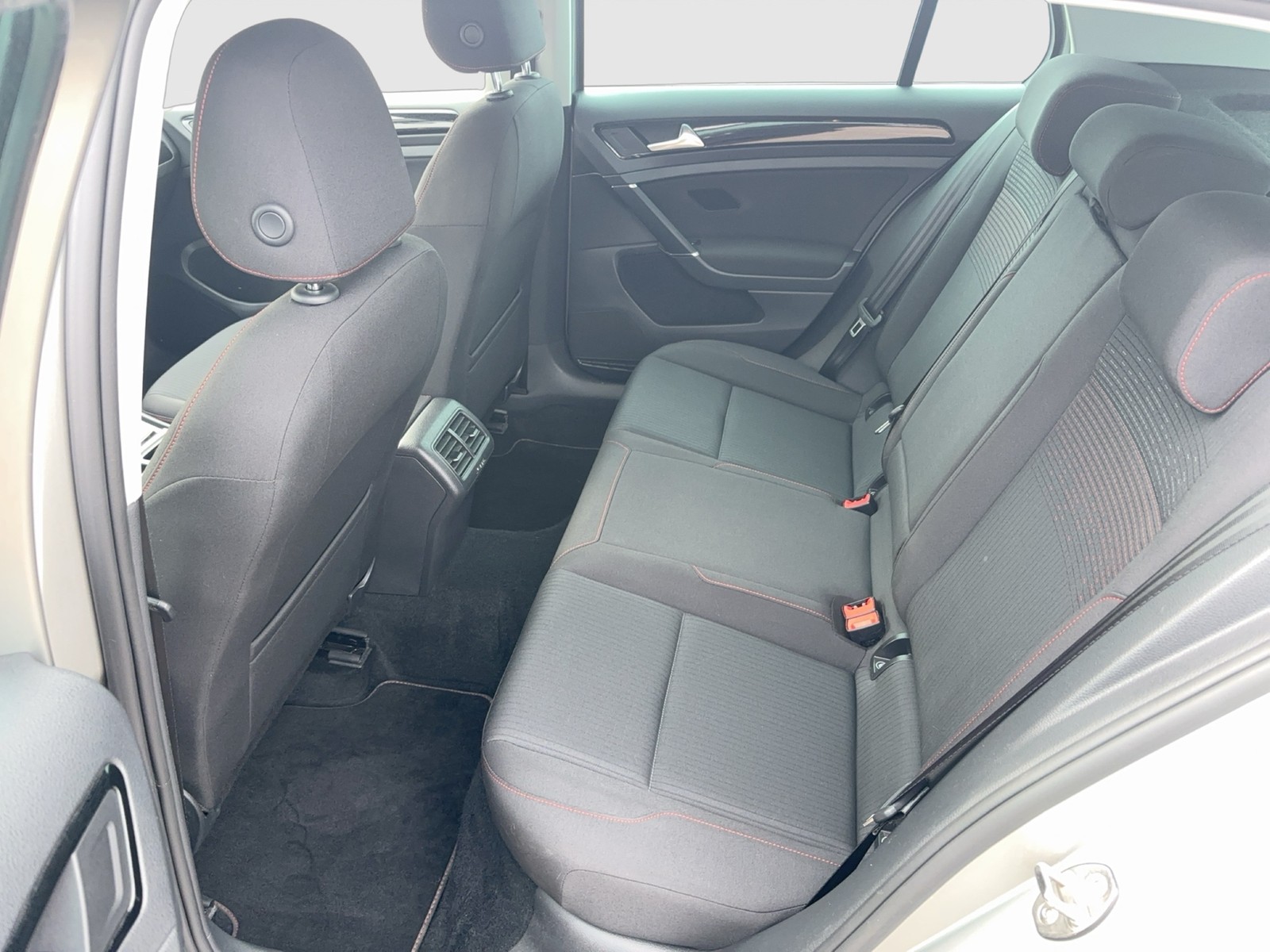 Fahrzeugabbildung Volkswagen Golf VII Lim. TSI Sound LED ACC PDC APP-Connect