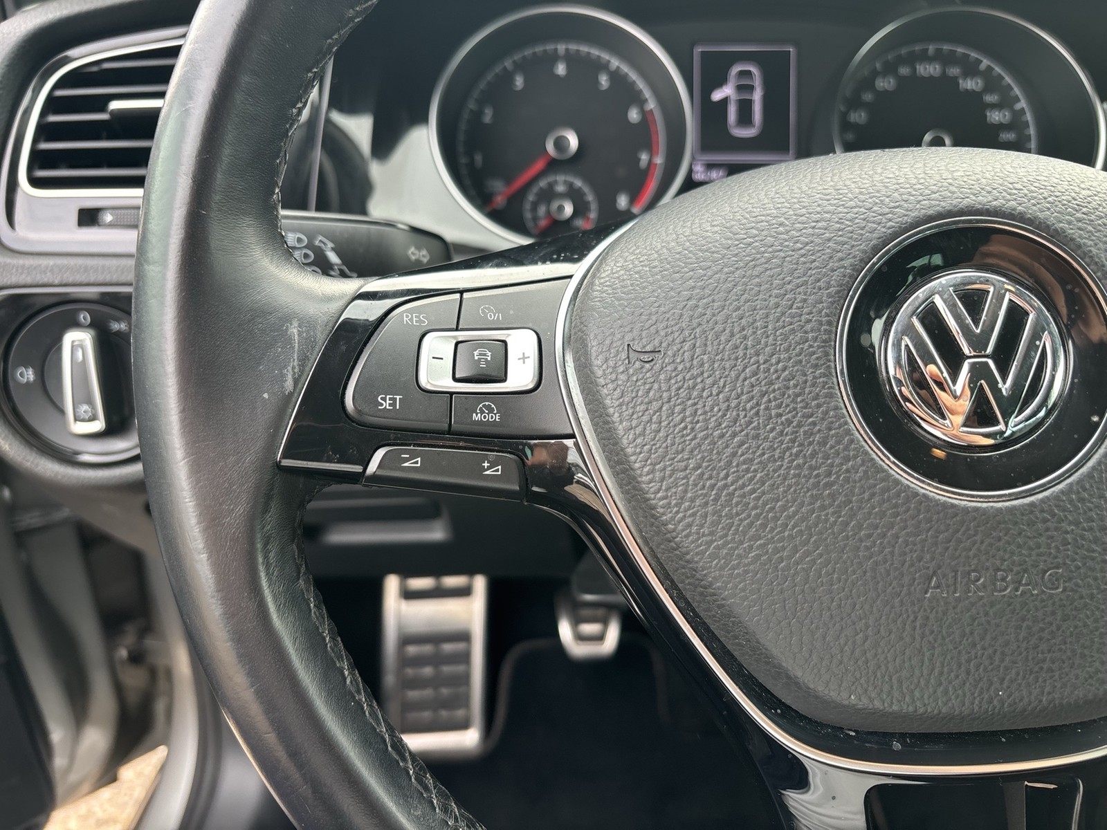 Fahrzeugabbildung Volkswagen Golf VII Lim. TSI Sound LED ACC PDC APP-Connect